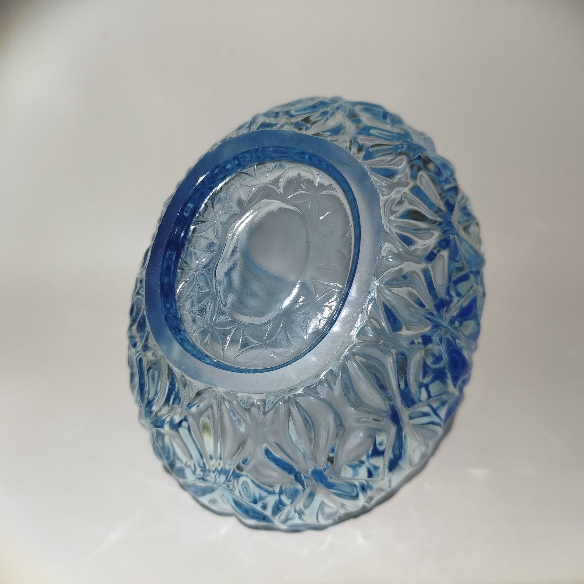 Конфетница в виде корзинки с резным декором, стекло, пресс, СССР, 1960-1980 гг.