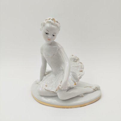 Статуэтка "Юная балерина Машенька", скульптор С.Б. Велихова, фарфор, золочение, роспись, Ленинградский фарфоровый завод (ЛФЗ), СССР, 1970-1986 гг.