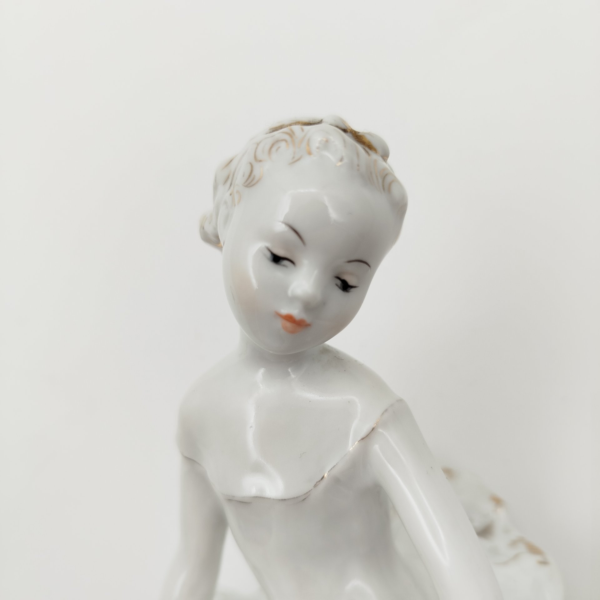 Статуэтка "Юная балерина Машенька", скульптор С.Б. Велихова, фарфор, золочение, роспись, Ленинградский фарфоровый завод (ЛФЗ), СССР, 1970-1986 гг.