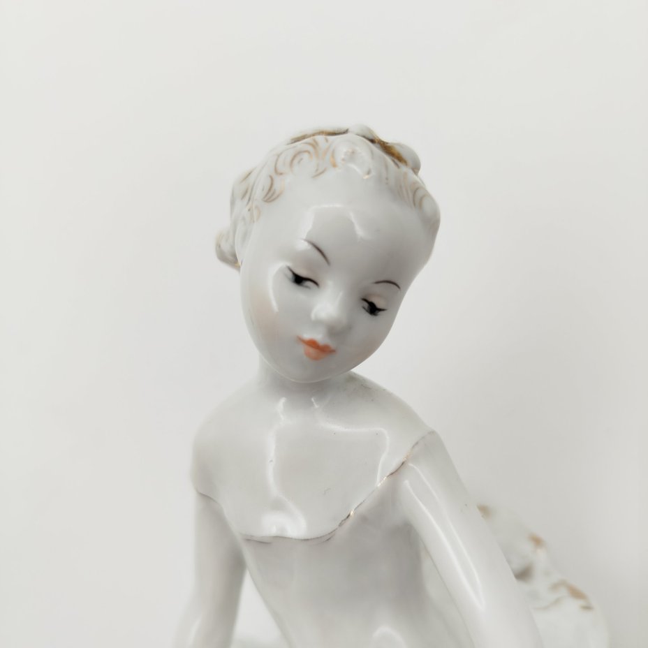 Статуэтка "Юная балерина Машенька", скульптор С.Б. Велихова, фарфор, золочение, роспись, Ленинградский фарфоровый завод (ЛФЗ), СССР, 1970-1986 гг.