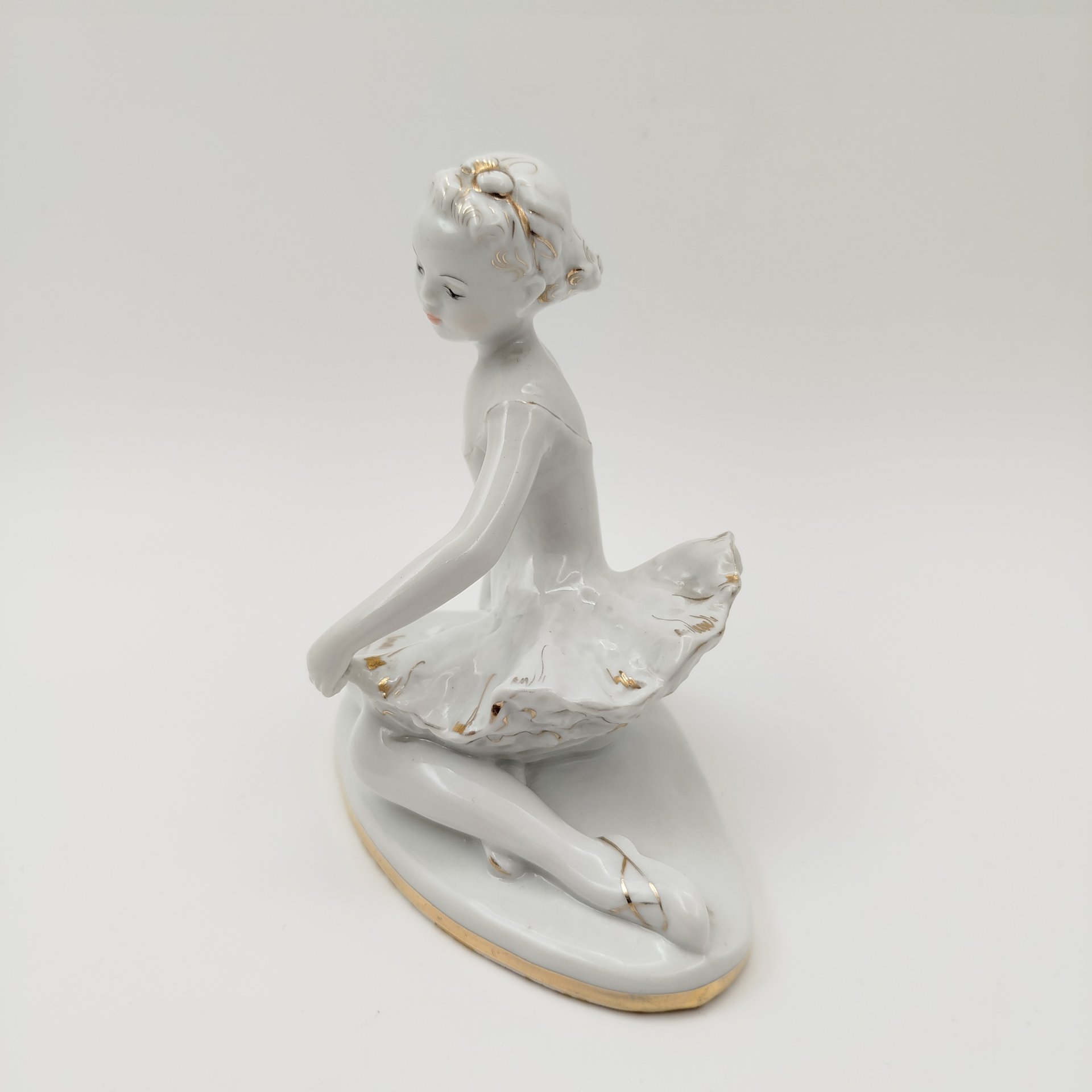 Статуэтка "Юная балерина Машенька", скульптор С.Б. Велихова, фарфор, золочение, роспись, Ленинградский фарфоровый завод (ЛФЗ), СССР, 1970-1986 гг.