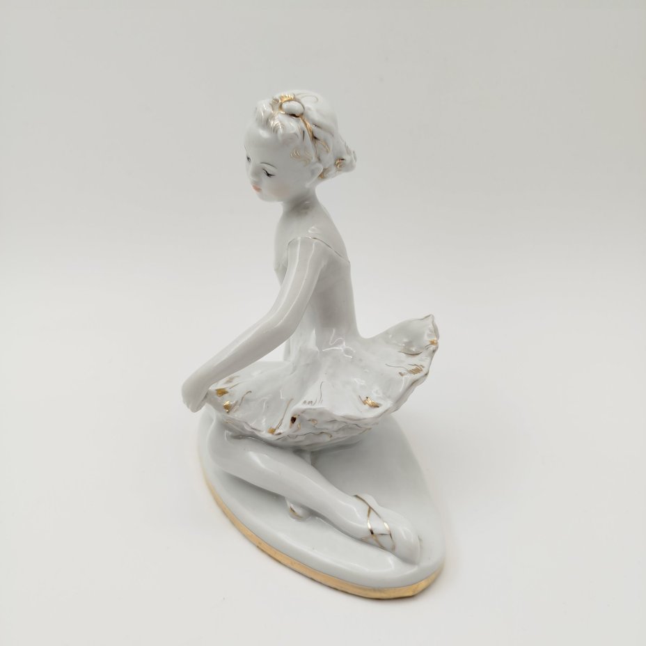 Статуэтка "Юная балерина Машенька", скульптор С.Б. Велихова, фарфор, золочение, роспись, Ленинградский фарфоровый завод (ЛФЗ), СССР, 1970-1986 гг.