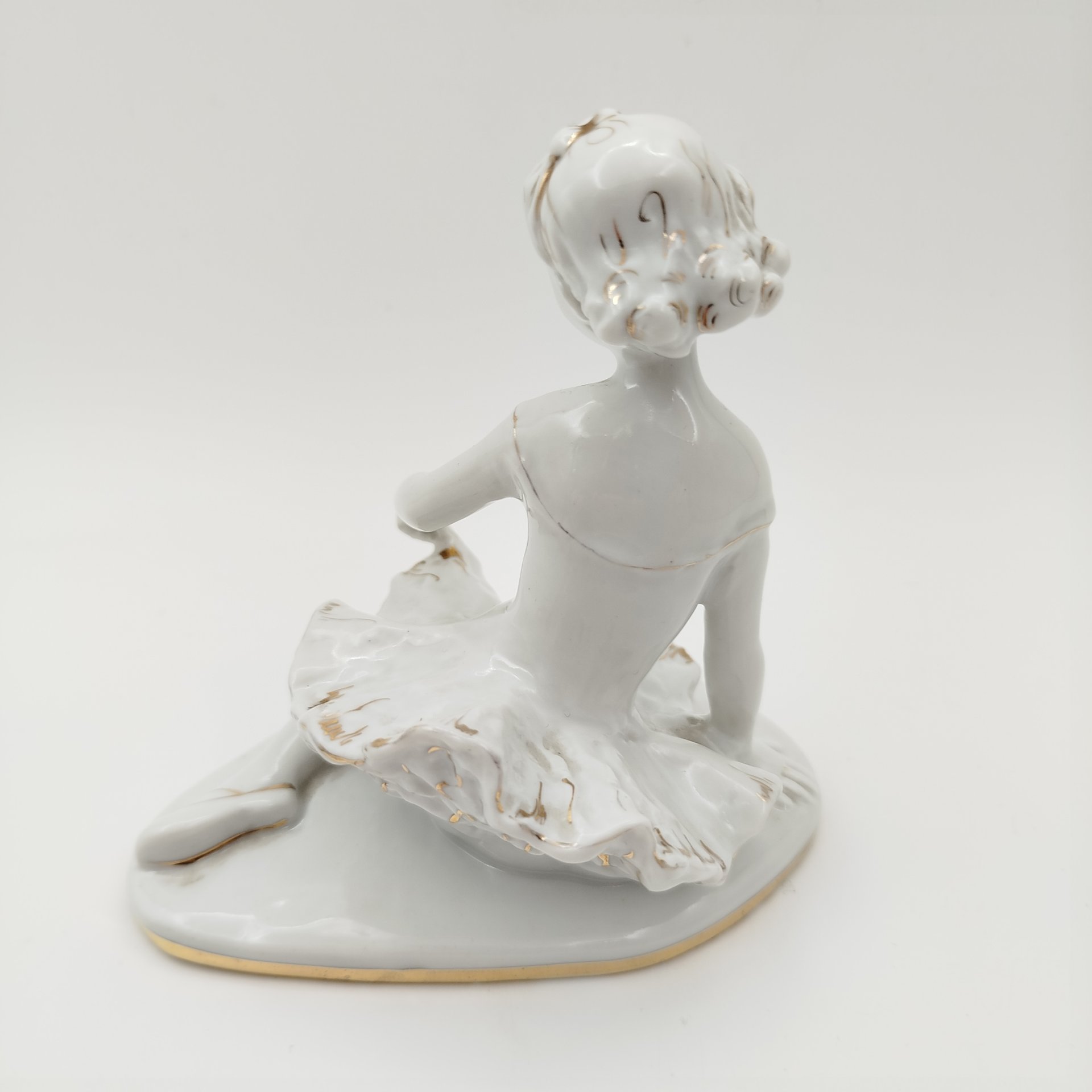 Статуэтка "Юная балерина Машенька", скульптор С.Б. Велихова, фарфор, золочение, роспись, Ленинградский фарфоровый завод (ЛФЗ), СССР, 1970-1986 гг.