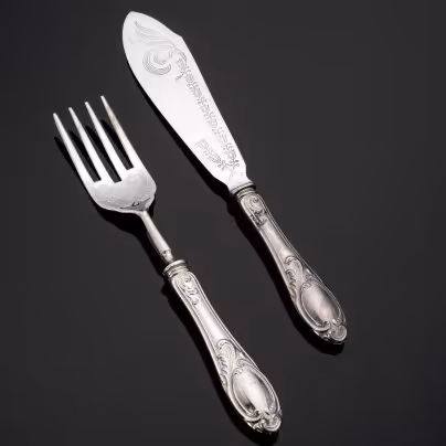 Набор для подачи мяса в коробке (вилка и нож, украшенные орнаментом)