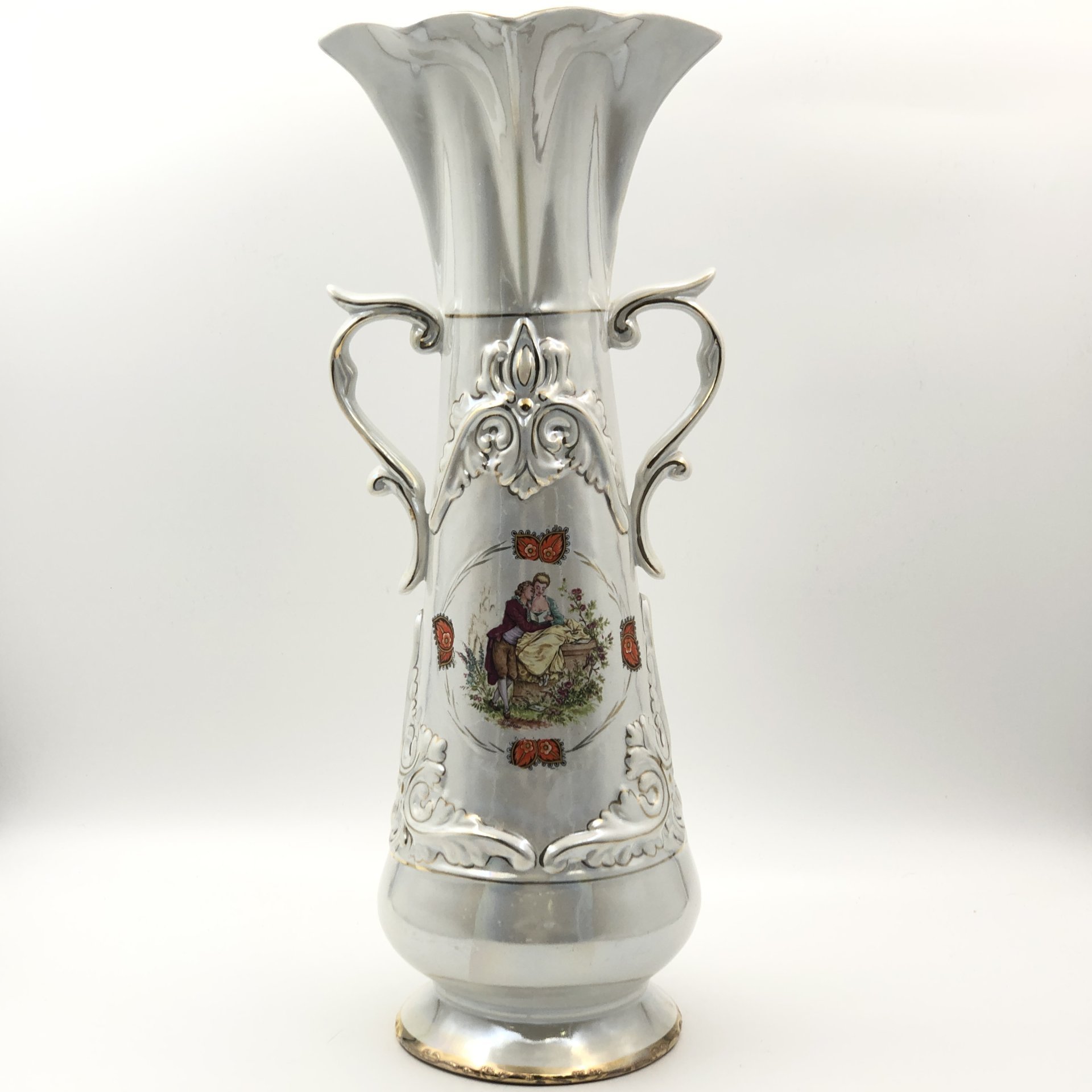 Ваза интерьерная украшенная галантной сценой, фарфор, деколь, золочение, люстр, СССР, 1960-1970 гг.