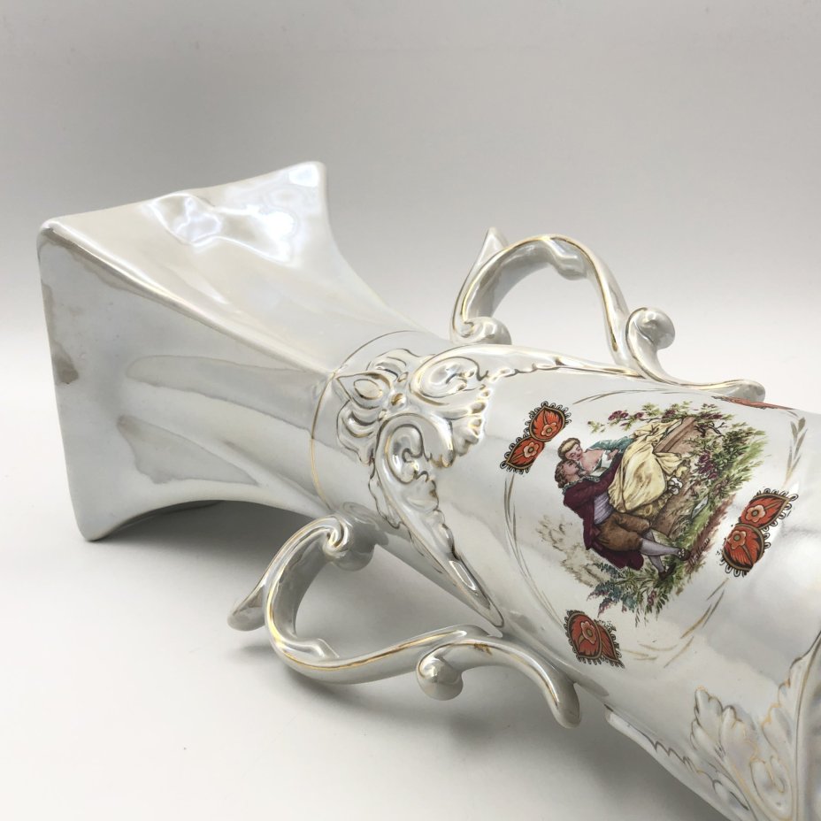 Ваза интерьерная украшенная галантной сценой