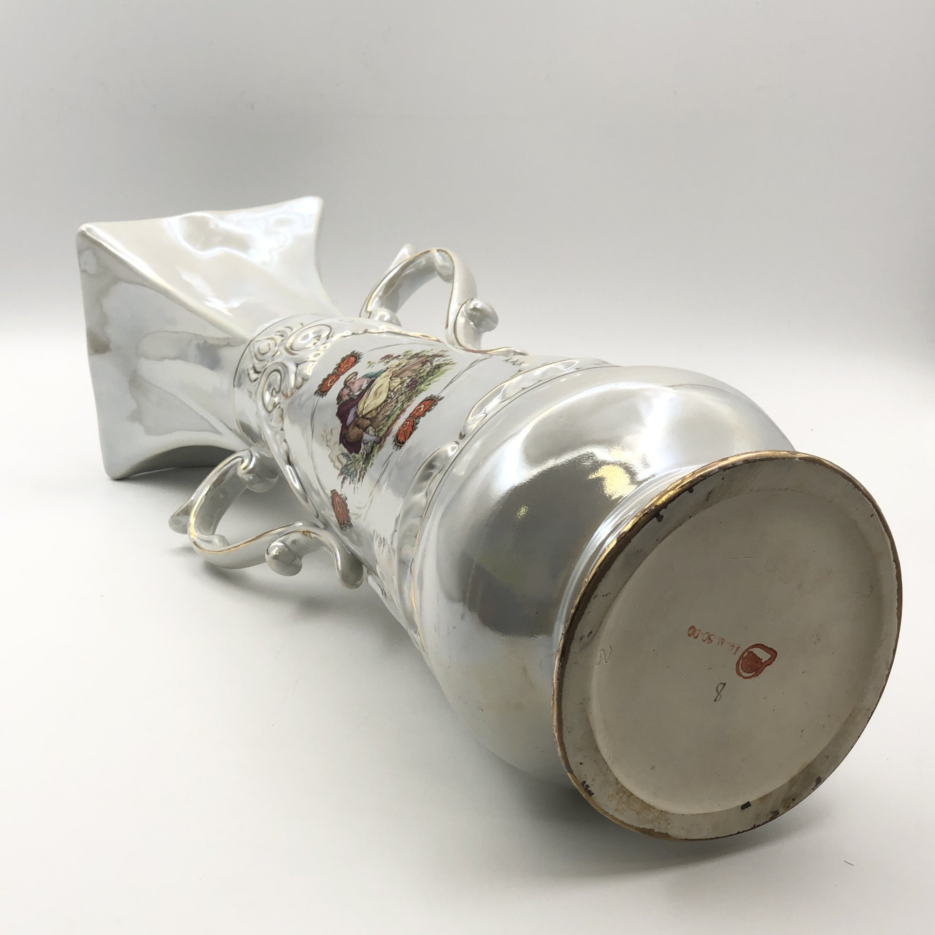 Ваза интерьерная украшенная галантной сценой, фарфор, деколь, золочение, люстр, СССР, 1960-1970 гг.