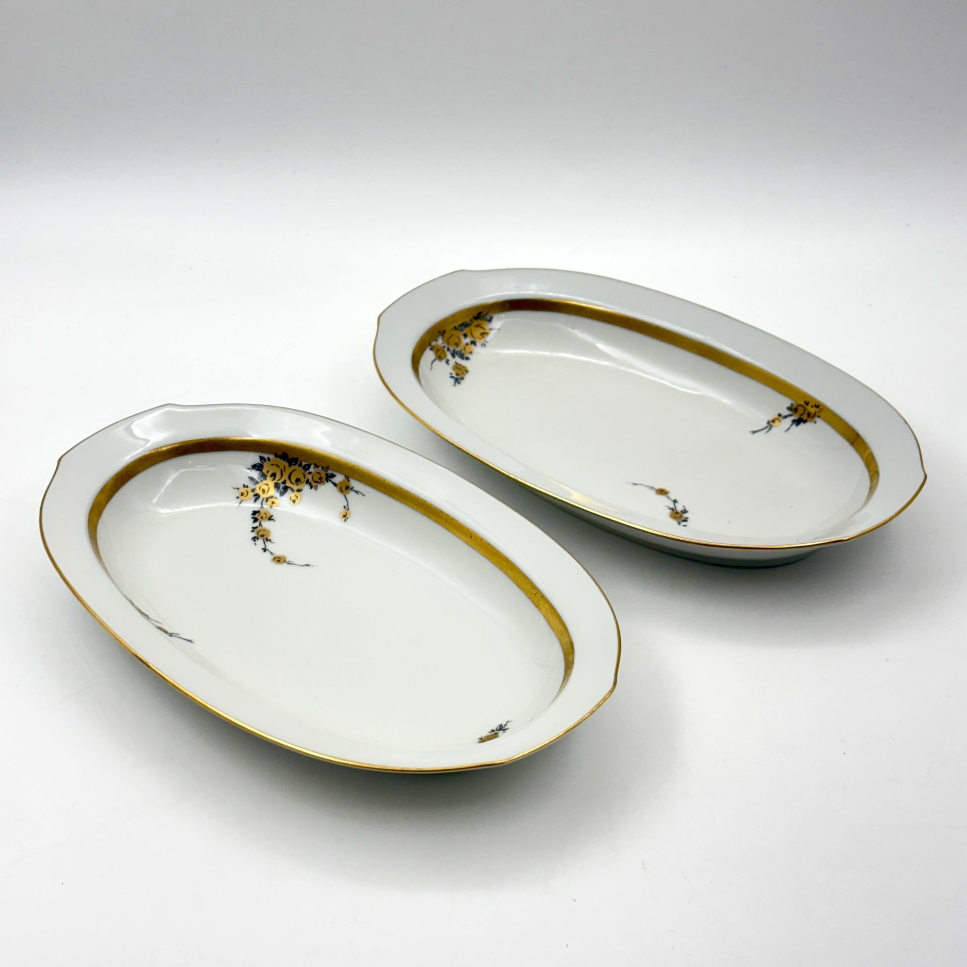 Пара сервировочных блюд (селедочниц) с цветочным декором золотистого цвета, фарфор, деколь, золочение, Graf Von Henneberg Porzellan, 1777 Jlmenau, ГДР, 1973-1977 гг.