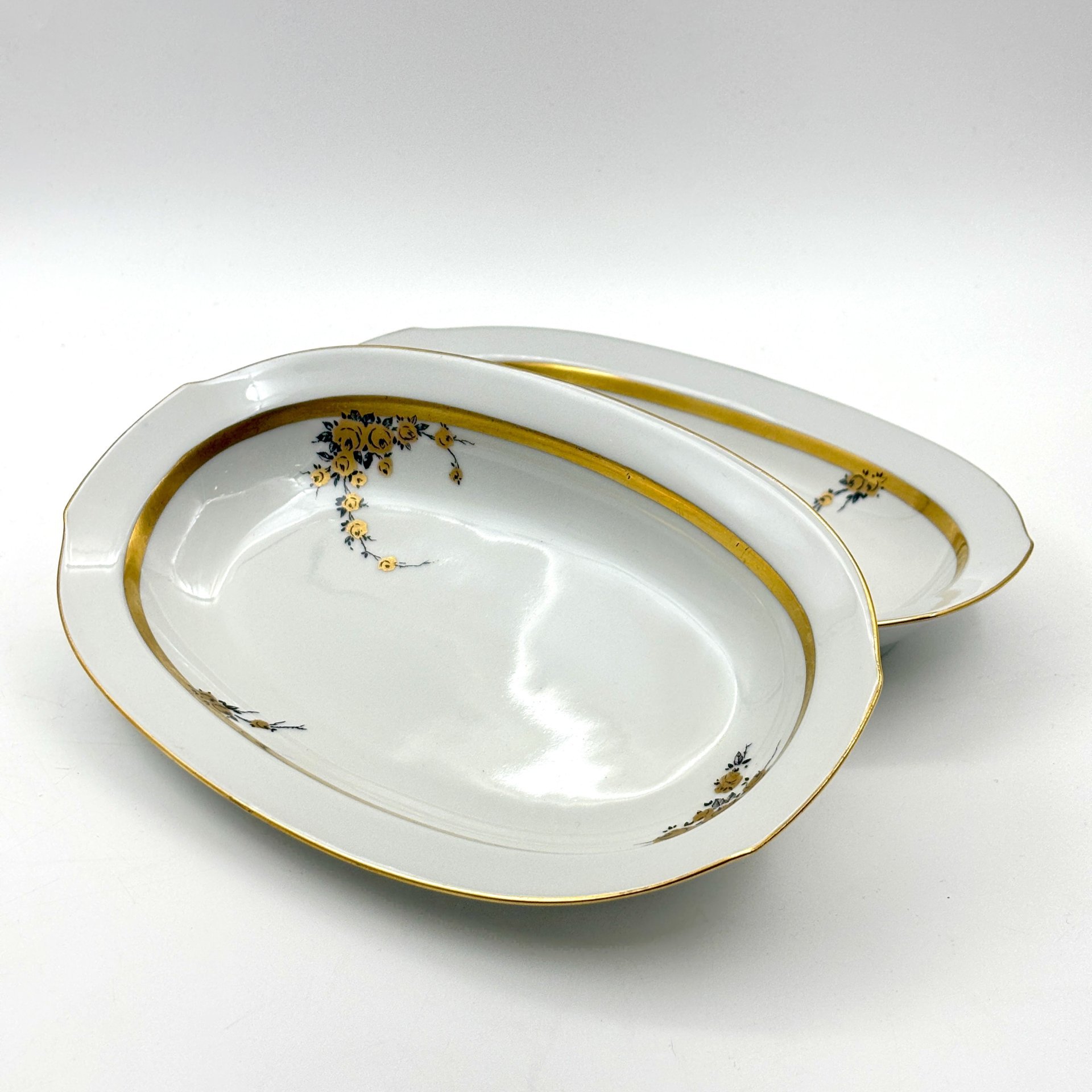 Пара сервировочных блюд (селедочниц) с цветочным декором золотистого цвета, фарфор, деколь, золочение, Graf Von Henneberg Porzellan, 1777 Jlmenau, ГДР, 1973-1977 гг.