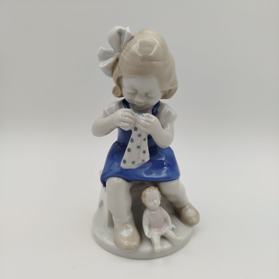 Статуэтка "Девочка с куклой", фарфор, роспись, VEB Porzellanfiguren Lippelsdorf (Липпельсдорф), VEB Porzellanfiguren Lippelsdorf (Липпельсдорф)