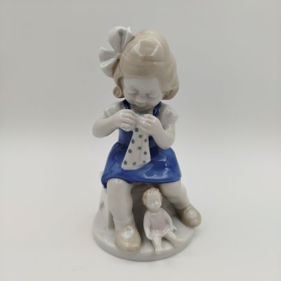 Статуэтка "Девочка с куклой", фарфор, роспись, VEB Porzellanfiguren Lippelsdorf (Липпельсдорф), VEB Porzellanfiguren Lippelsdorf (Липпельсдорф)