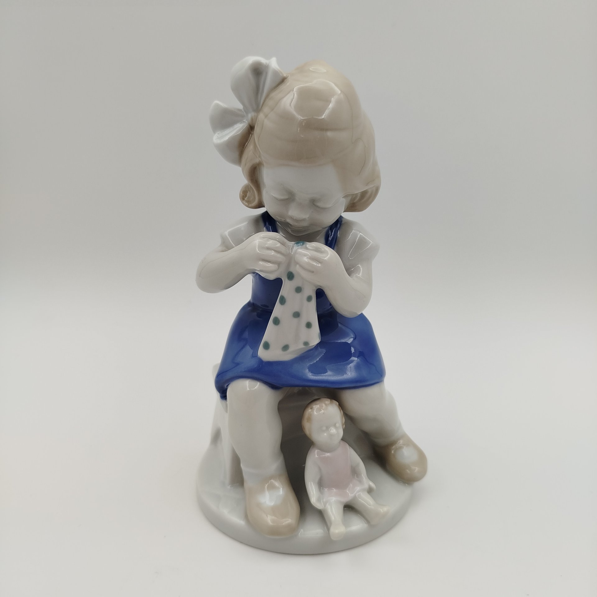 Статуэтка "Девочка с куклой", фарфор, роспись, VEB Porzellanfiguren Lippelsdorf (Липпельсдорф), VEB Porzellanfiguren Lippelsdorf (Липпельсдорф)