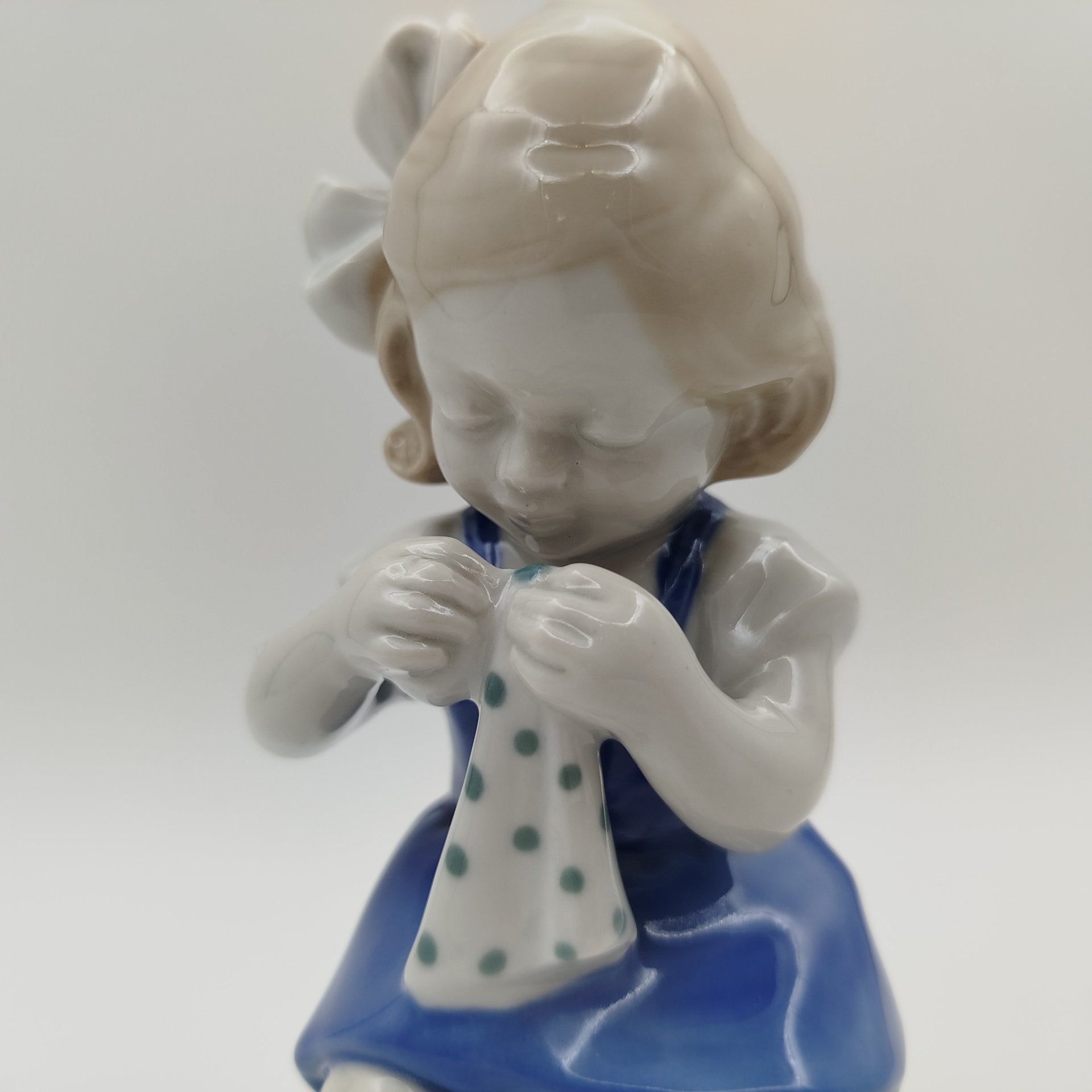 Статуэтка "Девочка с куклой", фарфор, роспись, VEB Porzellanfiguren Lippelsdorf (Липпельсдорф), VEB Porzellanfiguren Lippelsdorf (Липпельсдорф)