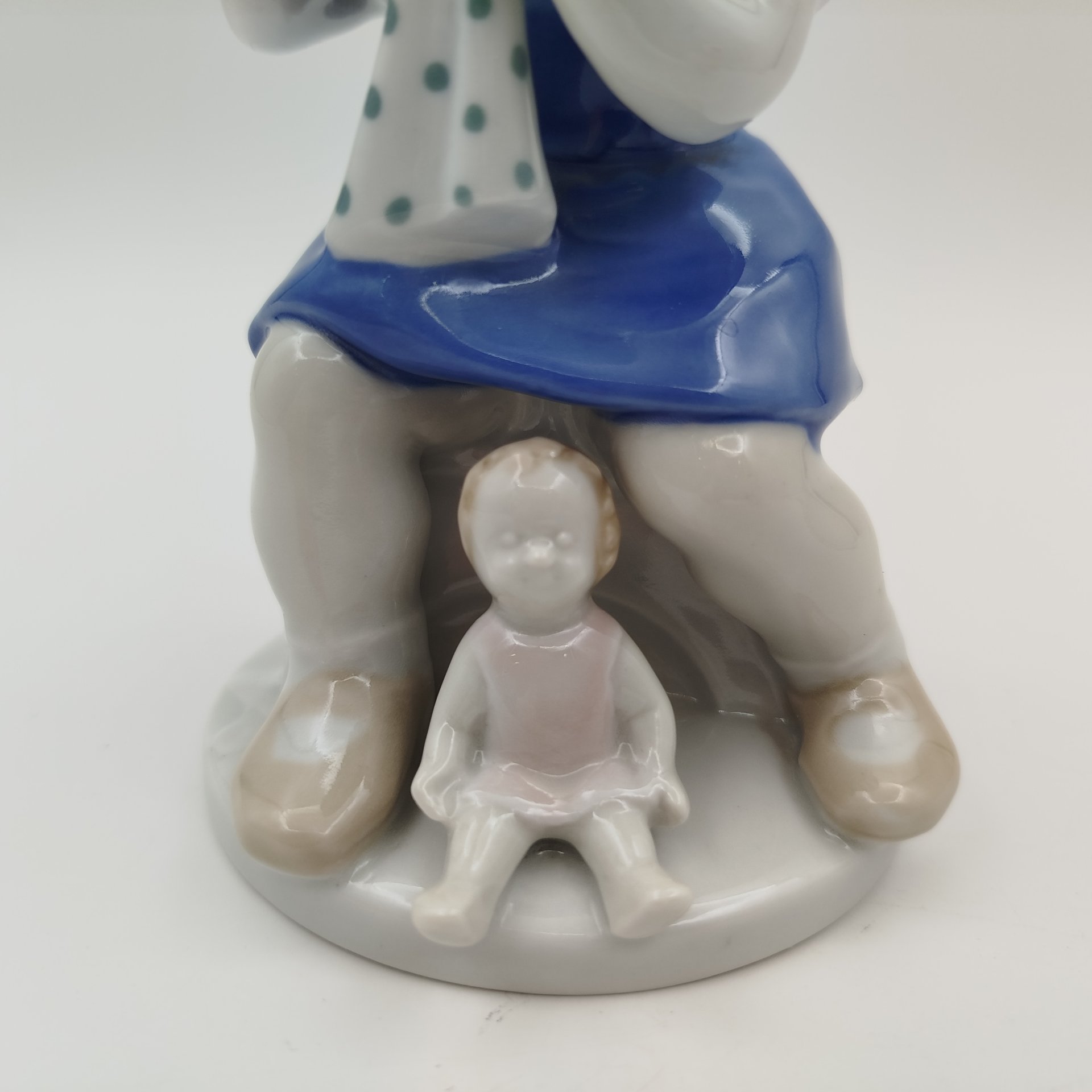 Статуэтка "Девочка с куклой", фарфор, роспись, VEB Porzellanfiguren Lippelsdorf (Липпельсдорф), VEB Porzellanfiguren Lippelsdorf (Липпельсдорф)