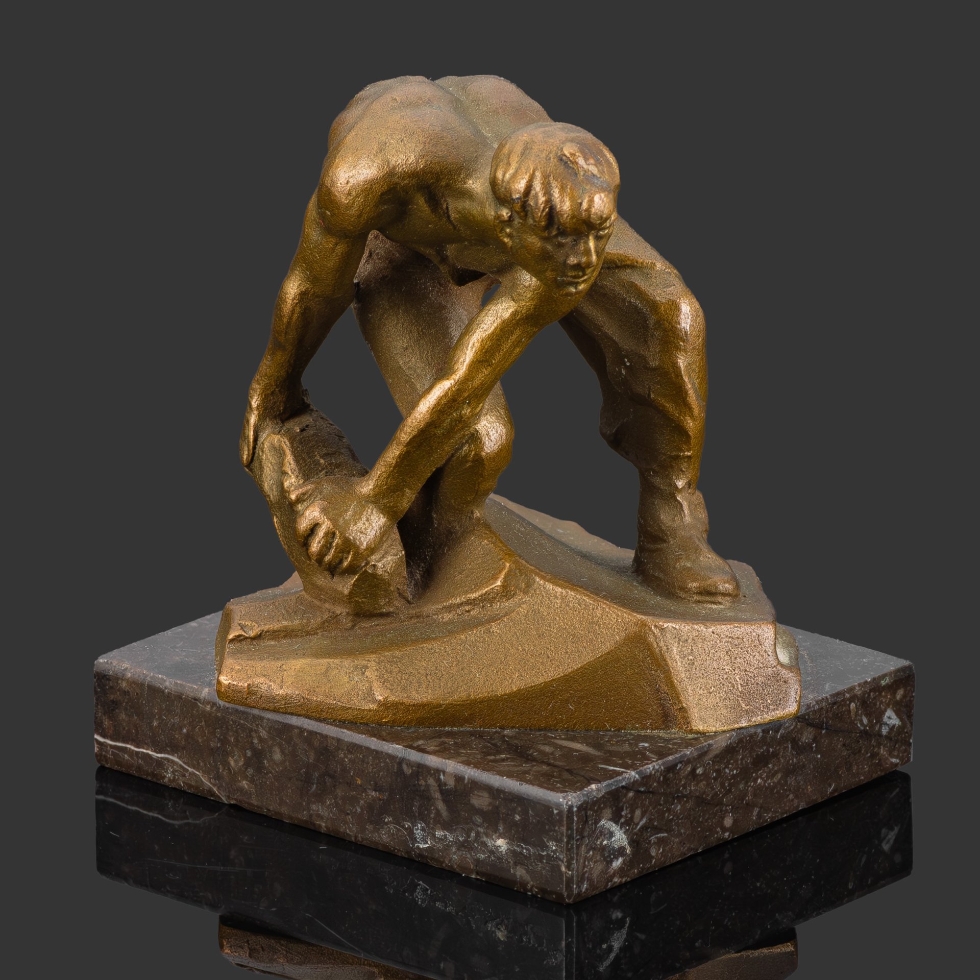 Скульптура "Булыжник — оружие пролетариата", автор Шадр Иван Дмитриевич, бронза, камень, СССР, 1967 г.