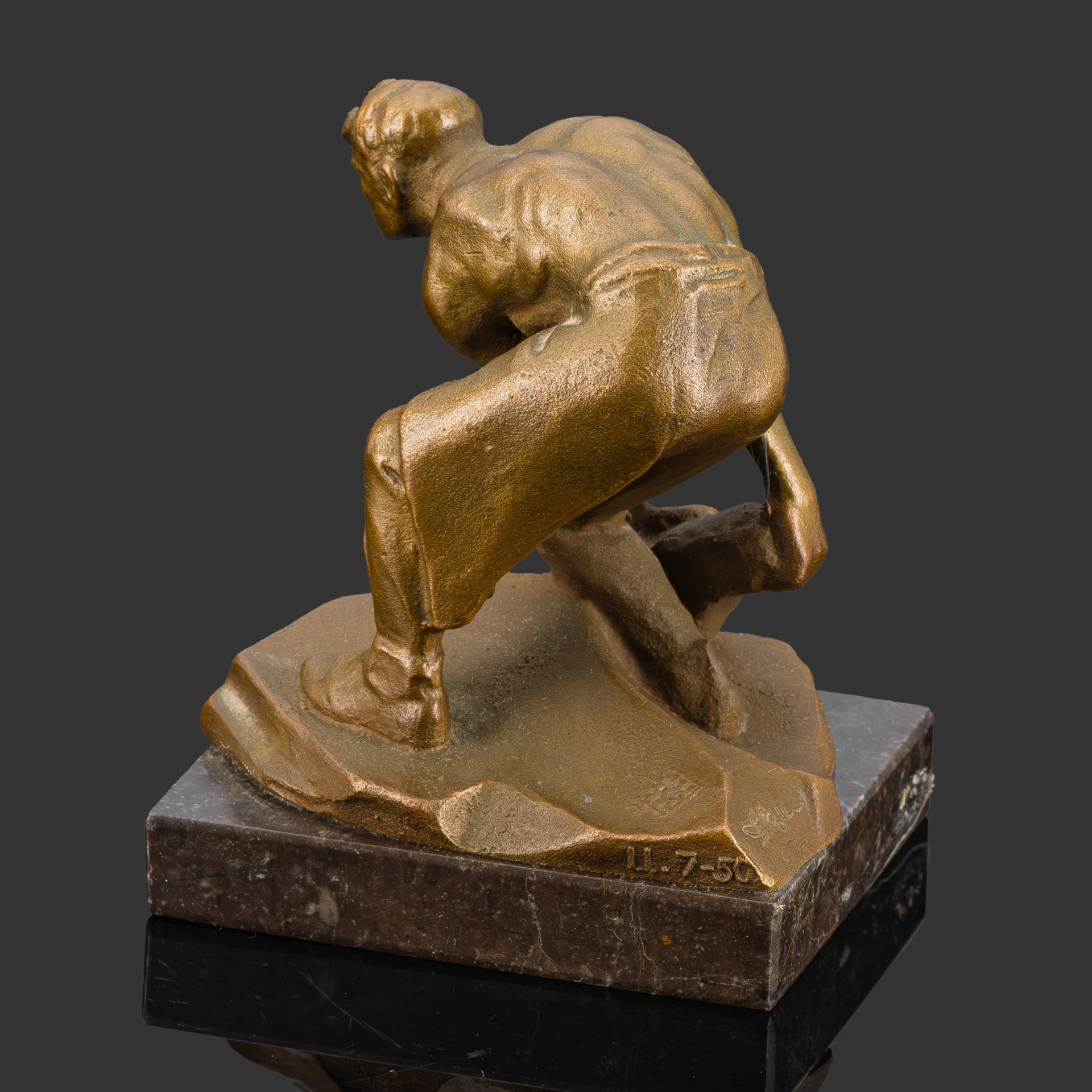 Скульптура "Булыжник — оружие пролетариата", автор Шадр Иван Дмитриевич, бронза, камень, СССР, 1967 г.