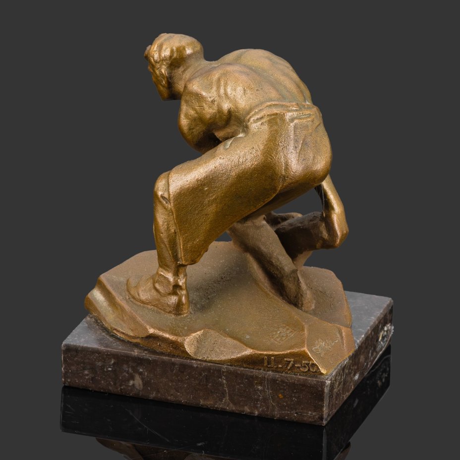 Скульптура "Булыжник — оружие пролетариата", автор Шадр Иван Дмитриевич, бронза, камень, СССР, 1967 г.