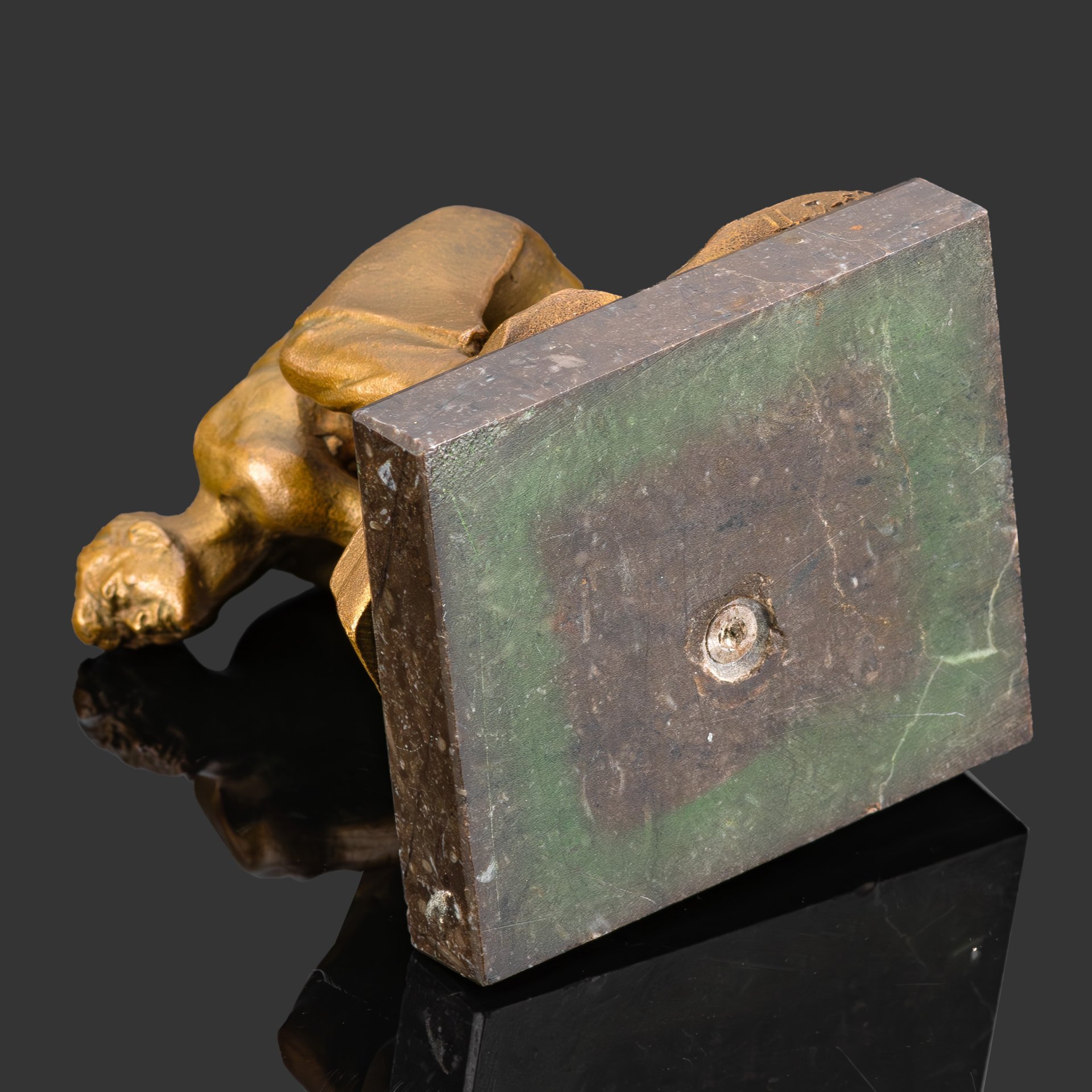 Скульптура "Булыжник — оружие пролетариата", автор Шадр Иван Дмитриевич, бронза, камень, СССР, 1967 г.