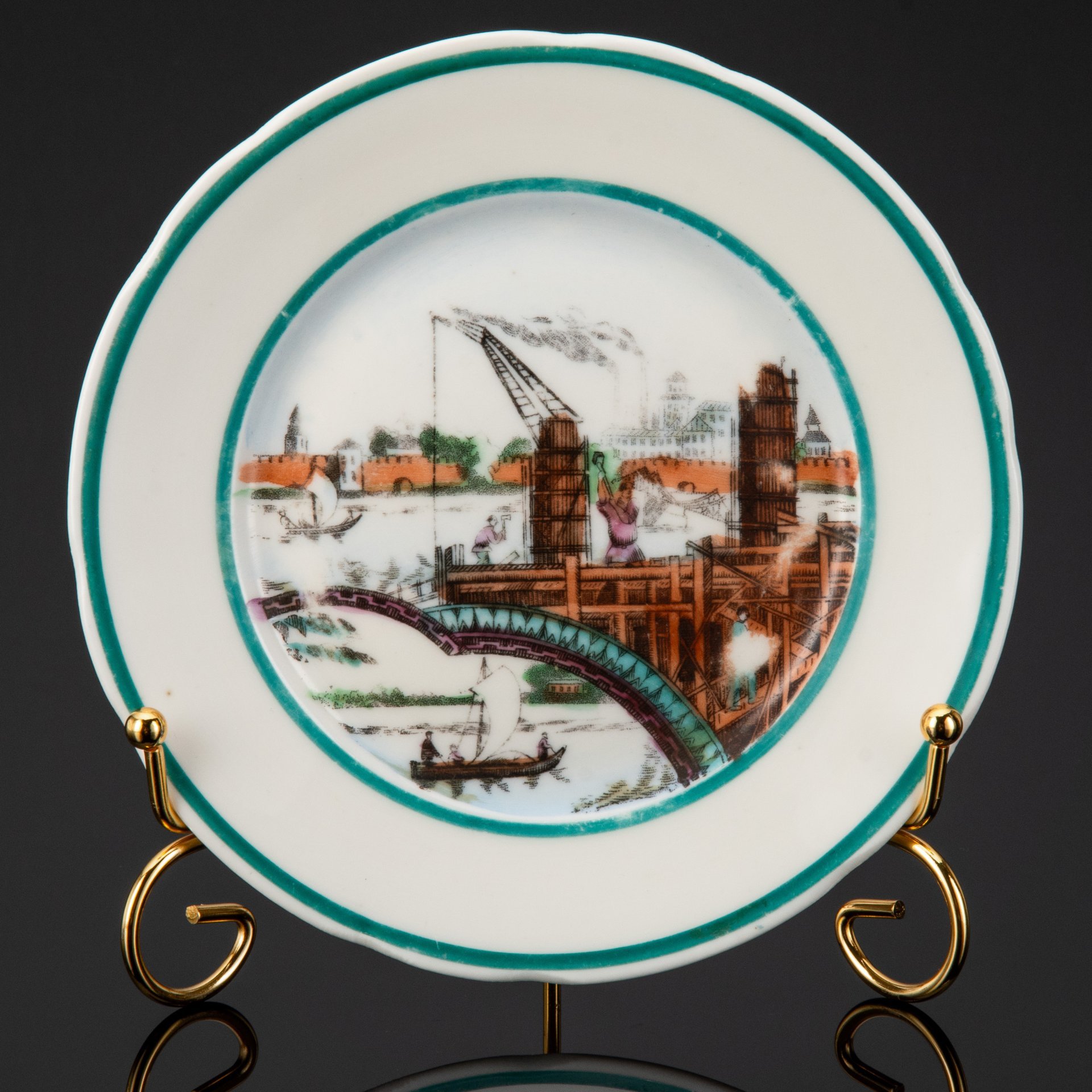 Тарелка из сервиза "Новгородская стройка" ("Волховстрой") автор Т.З. Подрябинников, фарфор, деколь, Фарфоровый завод «Пролетарий» (Бронница, Мста), СССР, 1945-1946 гг.