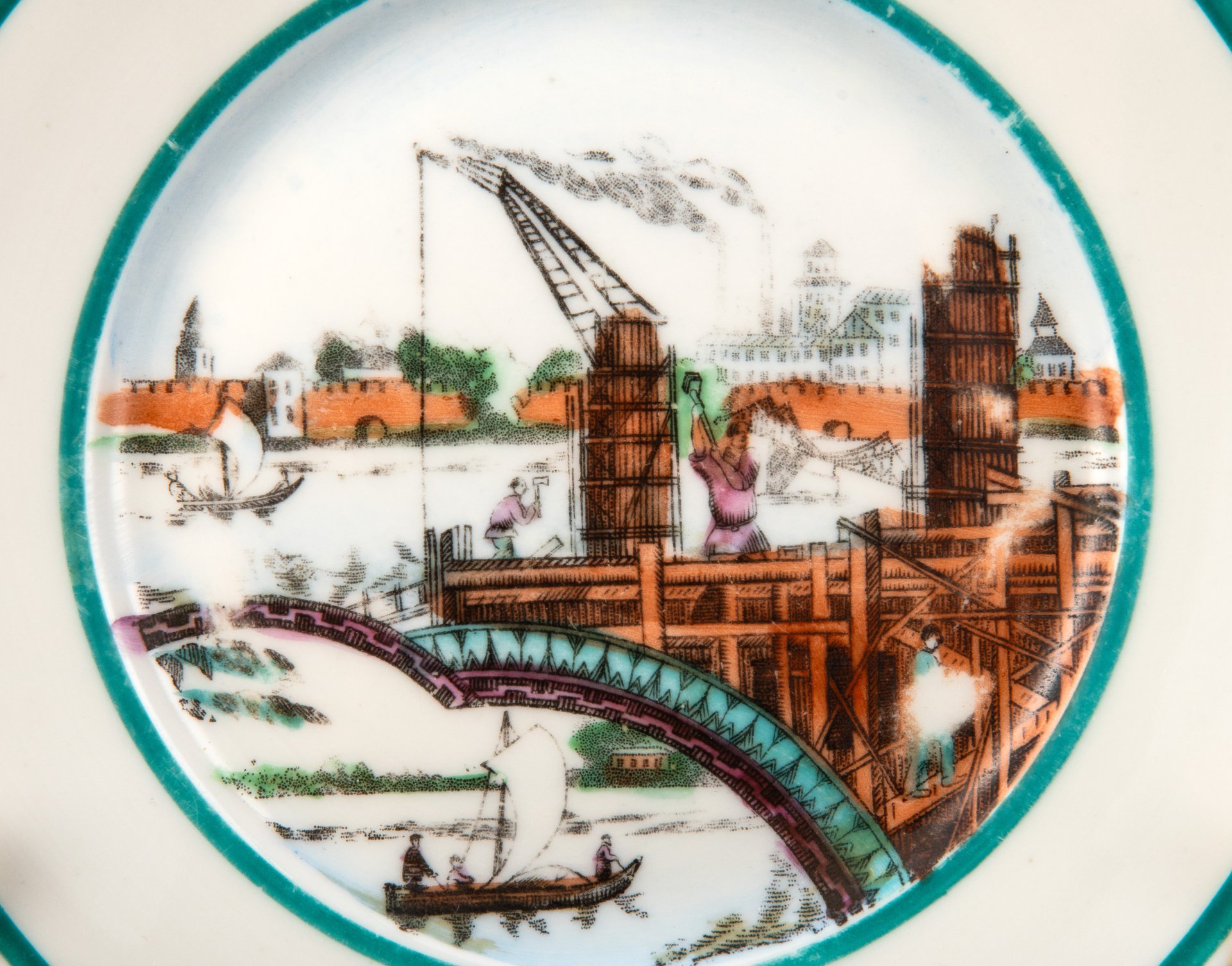 Тарелка из сервиза "Новгородская стройка" ("Волховстрой") автор Т.З. Подрябинников, фарфор, деколь, Фарфоровый завод «Пролетарий» (Бронница, Мста), СССР, 1945-1946 гг.