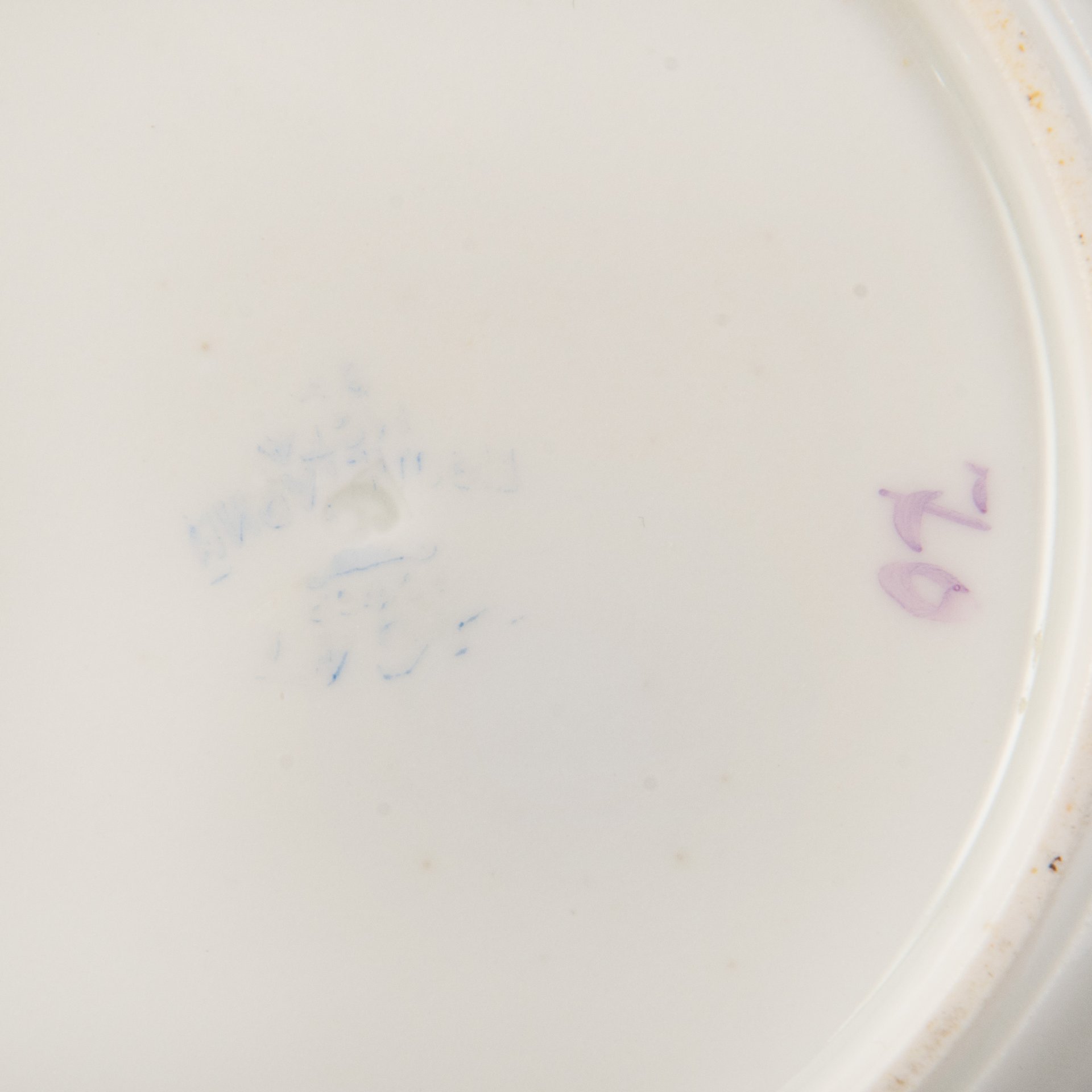 Тарелка из сервиза "Новгородская стройка" ("Волховстрой") автор Т.З. Подрябинников, фарфор, деколь, Фарфоровый завод «Пролетарий» (Бронница, Мста), СССР, 1945-1946 гг.