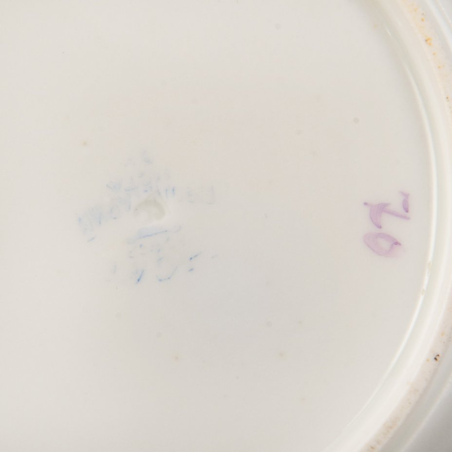 Тарелка из сервиза "Новгородская стройка" ("Волховстрой") автор Т.З. Подрябинников, фарфор, деколь, Фарфоровый завод «Пролетарий» (Бронница, Мста), СССР, 1945-1946 гг.