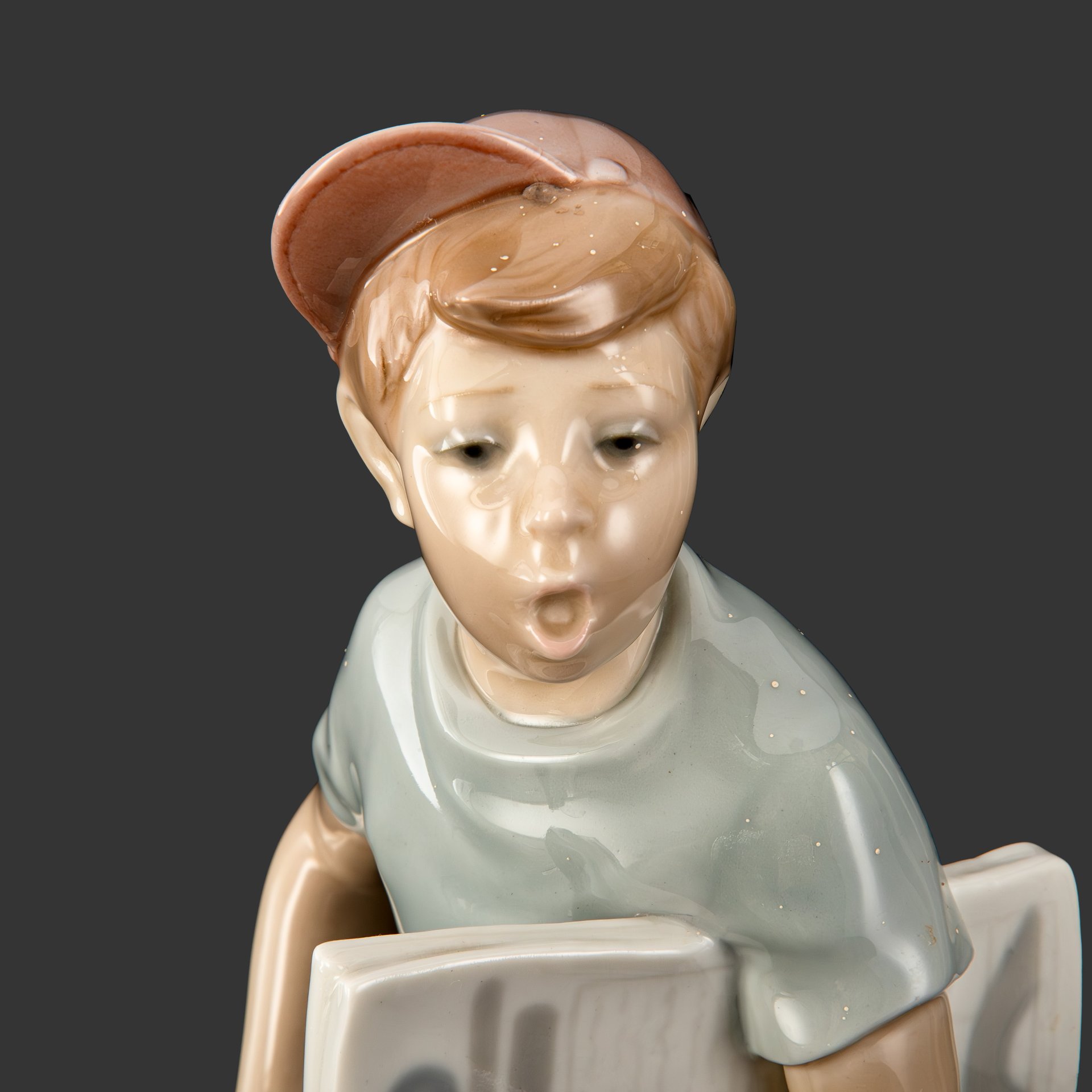 Статуэтка "Мальчик-разносчик газет ", скульптор Vicente Martinez, NAO Porcelain