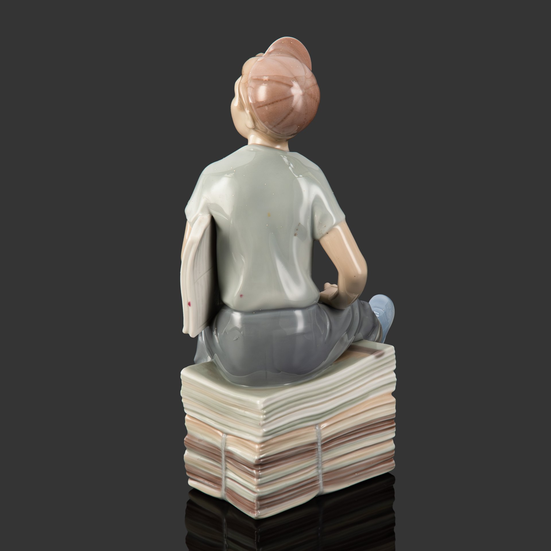 Статуэтка "Мальчик-разносчик газет ", скульптор Vicente Martinez, NAO Porcelain