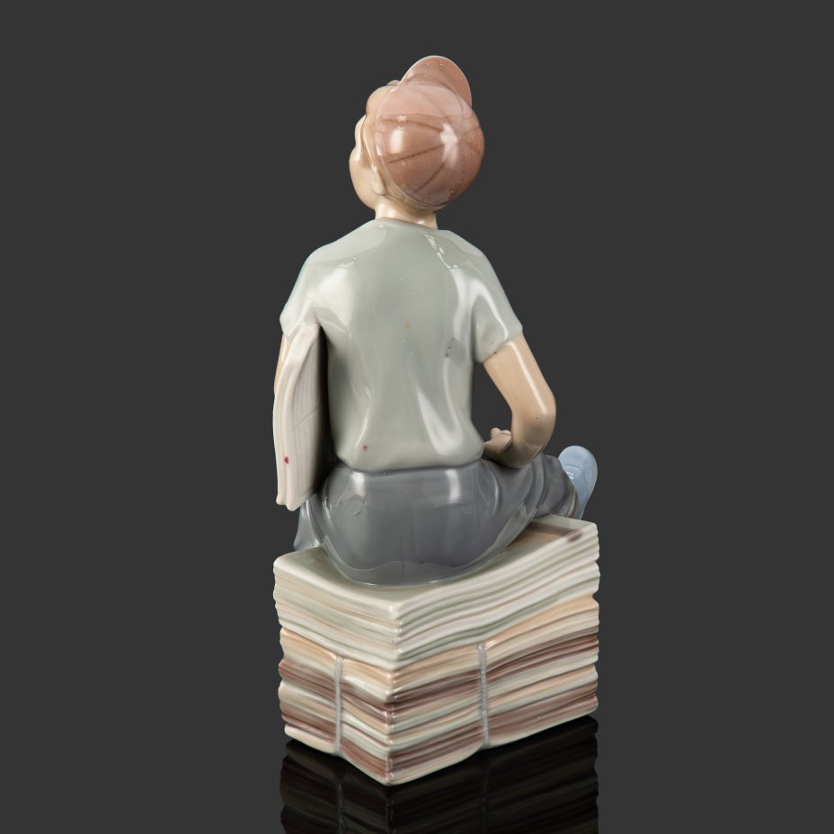 Статуэтка "Мальчик-разносчик газет ", скульптор Vicente Martinez, NAO Porcelain