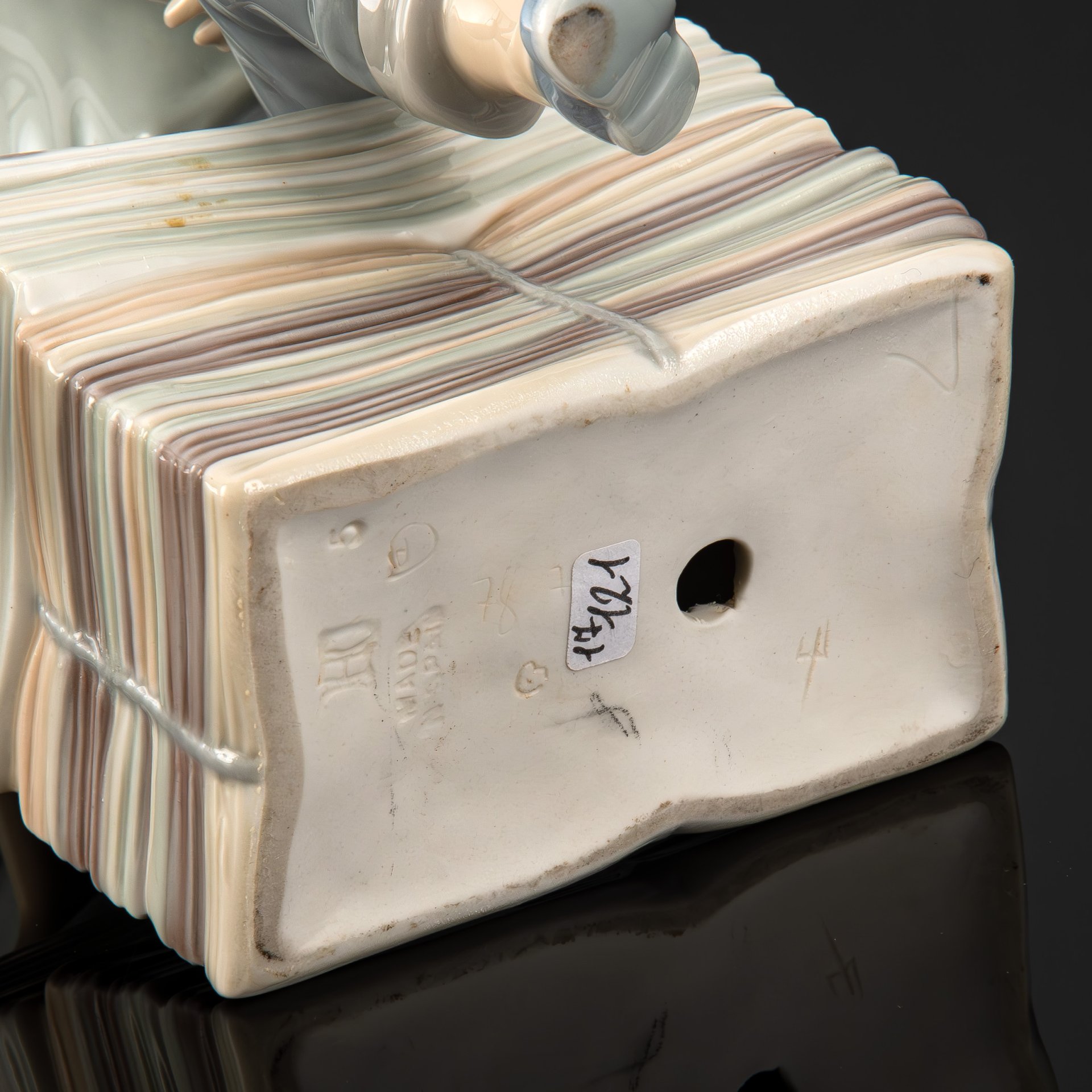 Статуэтка "Мальчик-разносчик газет ", скульптор Vicente Martinez, NAO Porcelain