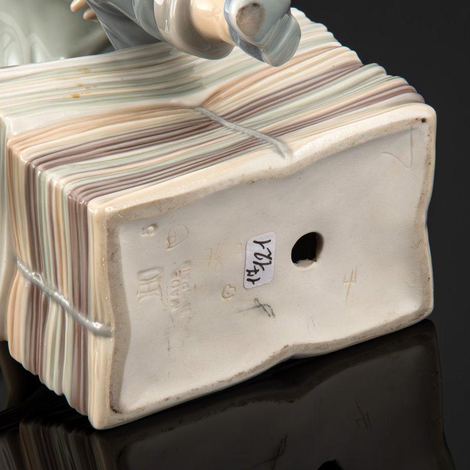 Статуэтка "Мальчик-разносчик газет ", скульптор Vicente Martinez, NAO Porcelain