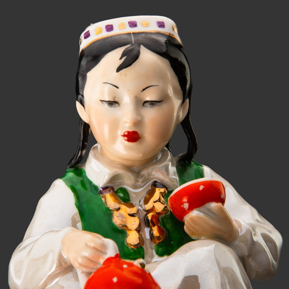 [Редкая роспись] Статуэтка "Маленькая хозяйка" ("Узбечка с чайником"), скульптор О.М. Богданова, фарфор, роспись, люстр, золочение, Дулевский фарфоровый завод (Дулёво), СССР, 1956 г., Дулевский фарфоровый завод (Дулёво)