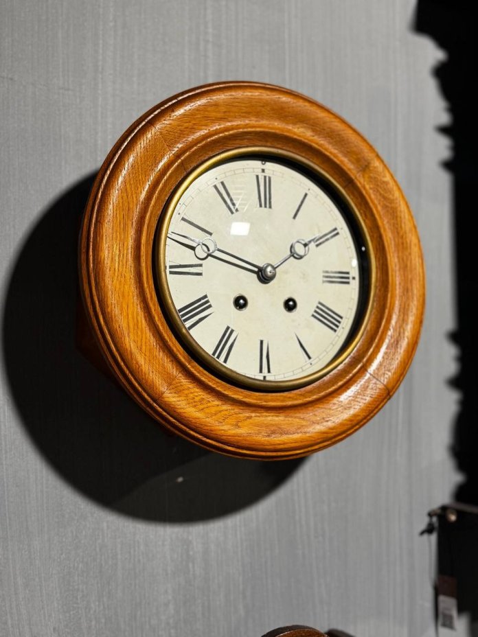 Часы "Шайба" (с ключом), дерево, металл, стекло, Германия, 1879 г.