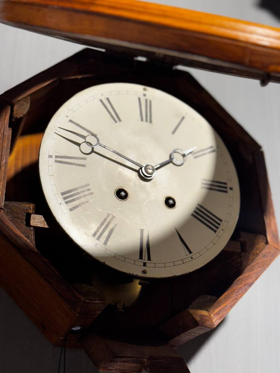 Часы "Шайба" (с ключом), дерево, металл, стекло, Германия, 1879 г.