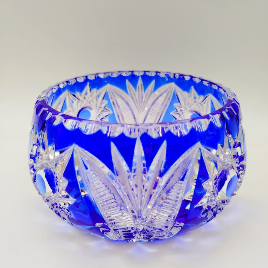 Конфетница синего оттенка с рельефным декором