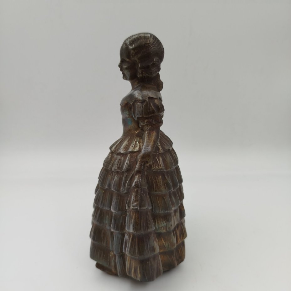 Статуэтка "Юная красавица в бальном платье"