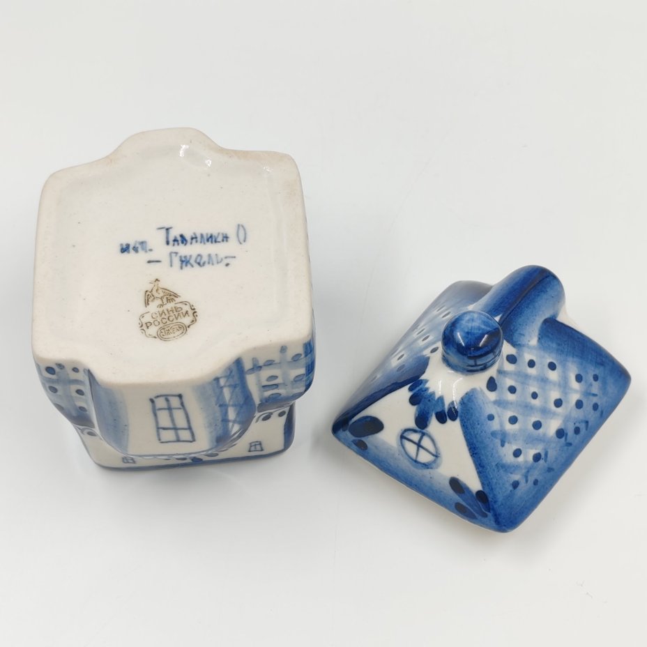 Миниатюрная шкатулка в форме домика, Гжель, фарфор, роспись, Россия, 1990-2000 гг.