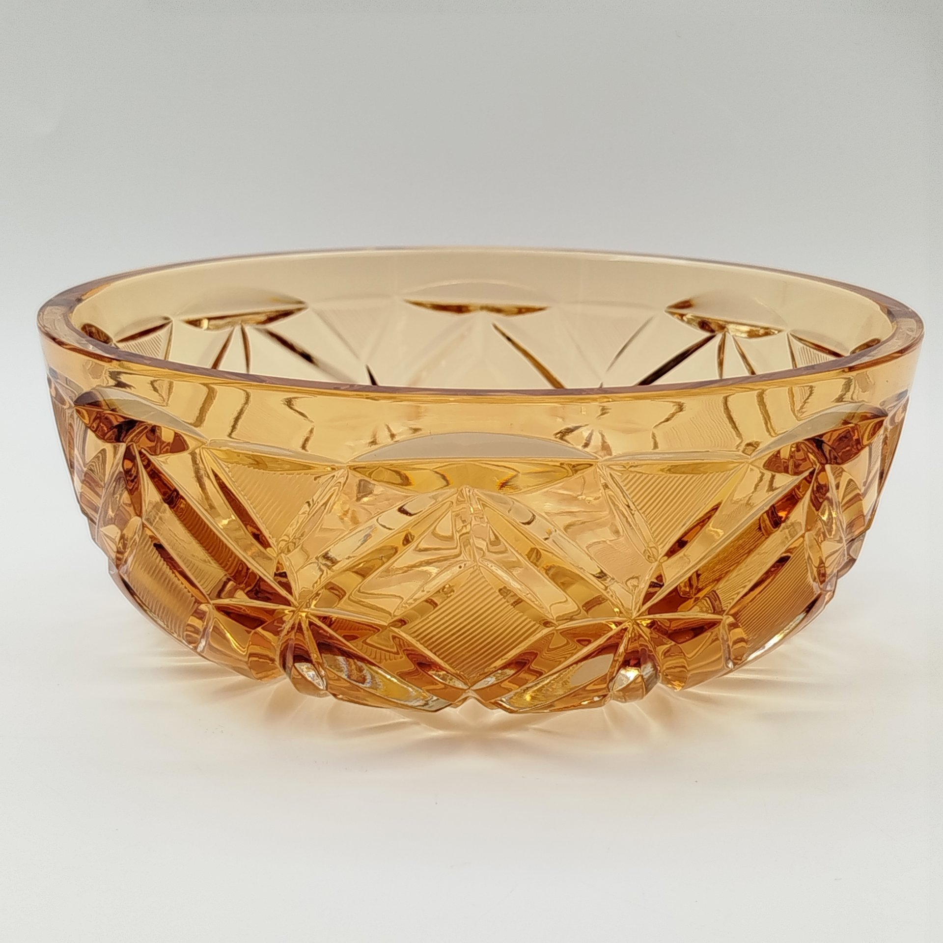 Фруктовница медового оттенка с геометрическим декором, автор А.А. Аствацатурьян, хрусталь, алмазная грань, Ленинградский завод художественного стекла (ЛЗХС), СССР, 1960-1980 гг.