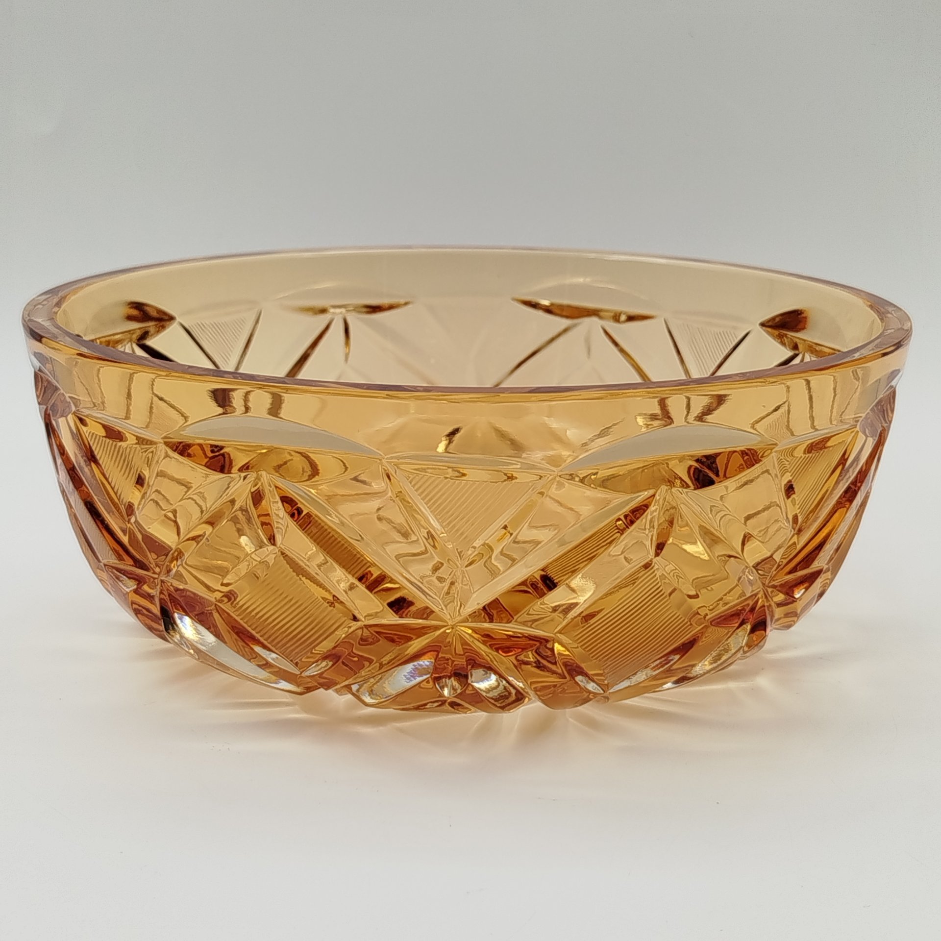 Фруктовница медового оттенка с геометрическим декором, автор А.А. Аствацатурьян, хрусталь, алмазная грань, Ленинградский завод художественного стекла (ЛЗХС), СССР, 1960-1980 гг.