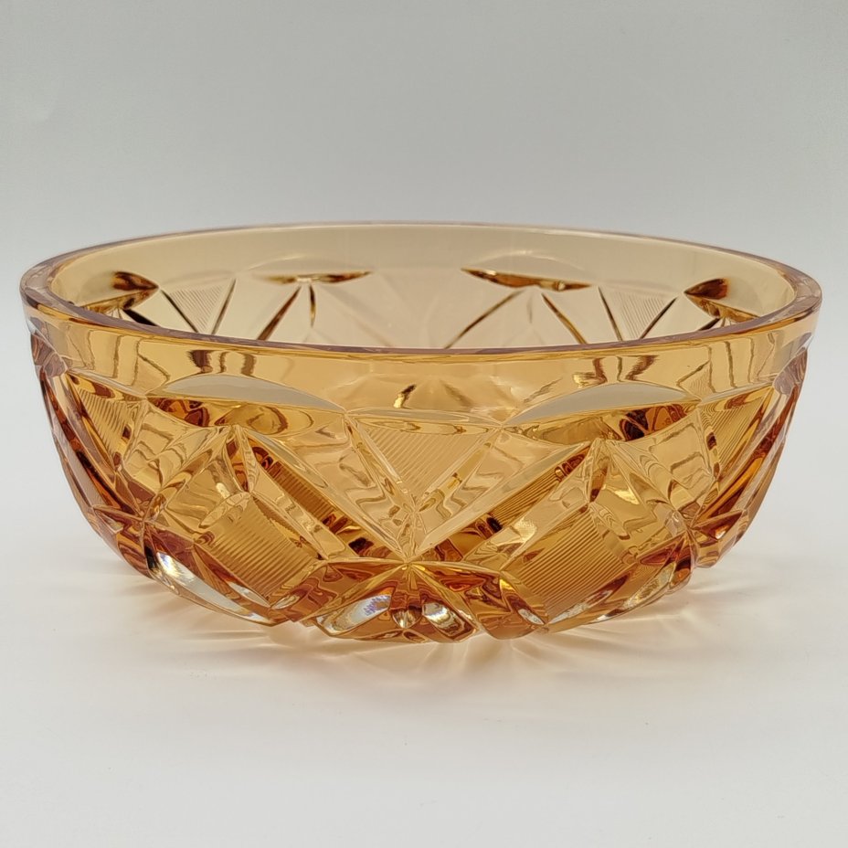 Фруктовница медового оттенка с геометрическим декором, автор А.А. Аствацатурьян, хрусталь, алмазная грань, Ленинградский завод художественного стекла (ЛЗХС), СССР, 1960-1980 гг.