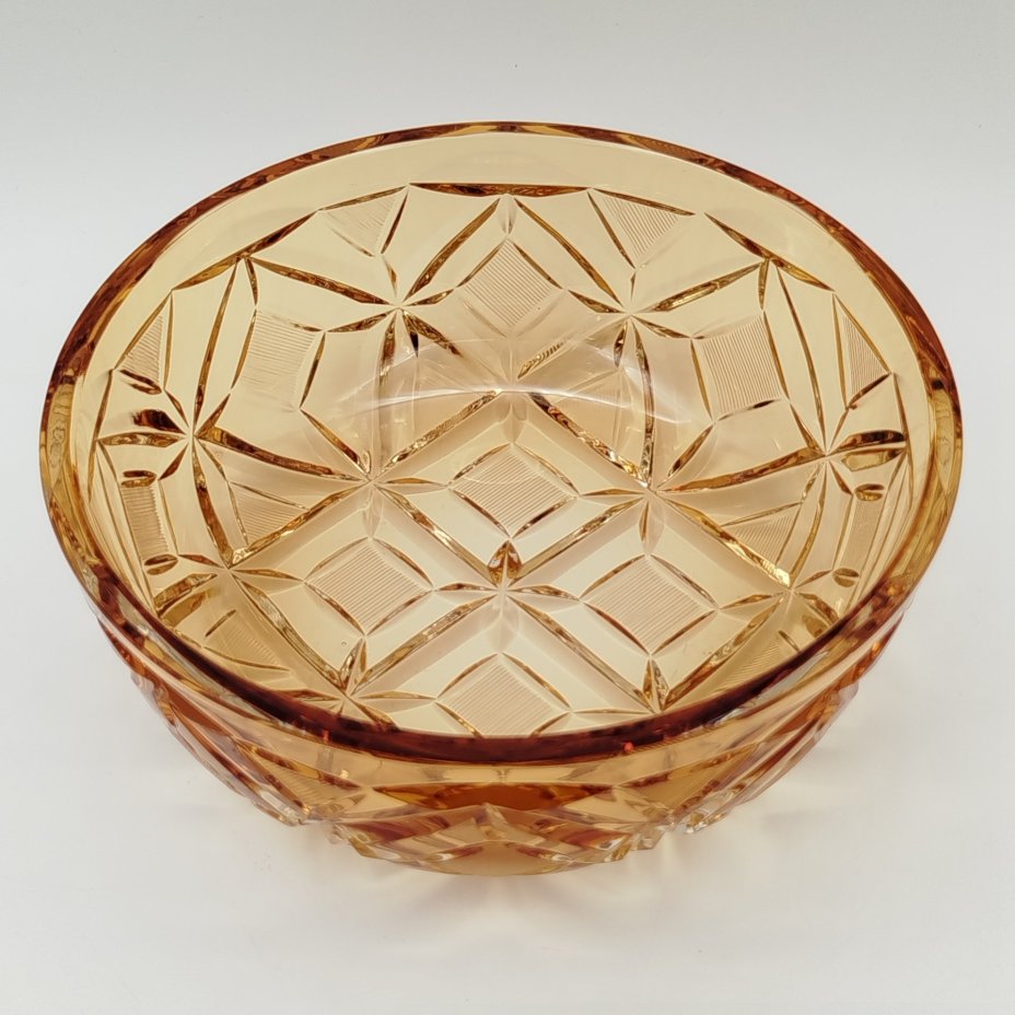 Фруктовница медового оттенка с геометрическим декором, автор А.А. Аствацатурьян, хрусталь, алмазная грань, Ленинградский завод художественного стекла (ЛЗХС), СССР, 1960-1980 гг.