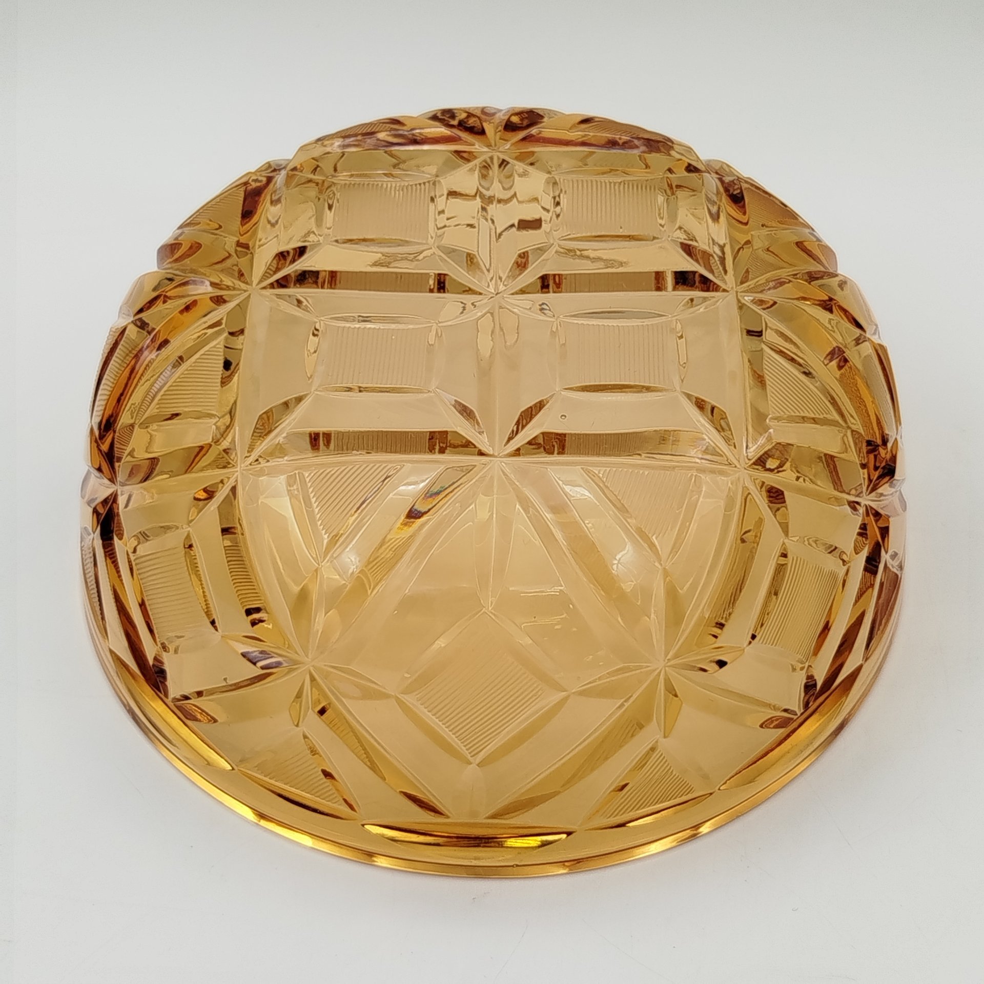 Фруктовница медового оттенка с геометрическим декором, автор А.А. Аствацатурьян, хрусталь, алмазная грань, Ленинградский завод художественного стекла (ЛЗХС), СССР, 1960-1980 гг.