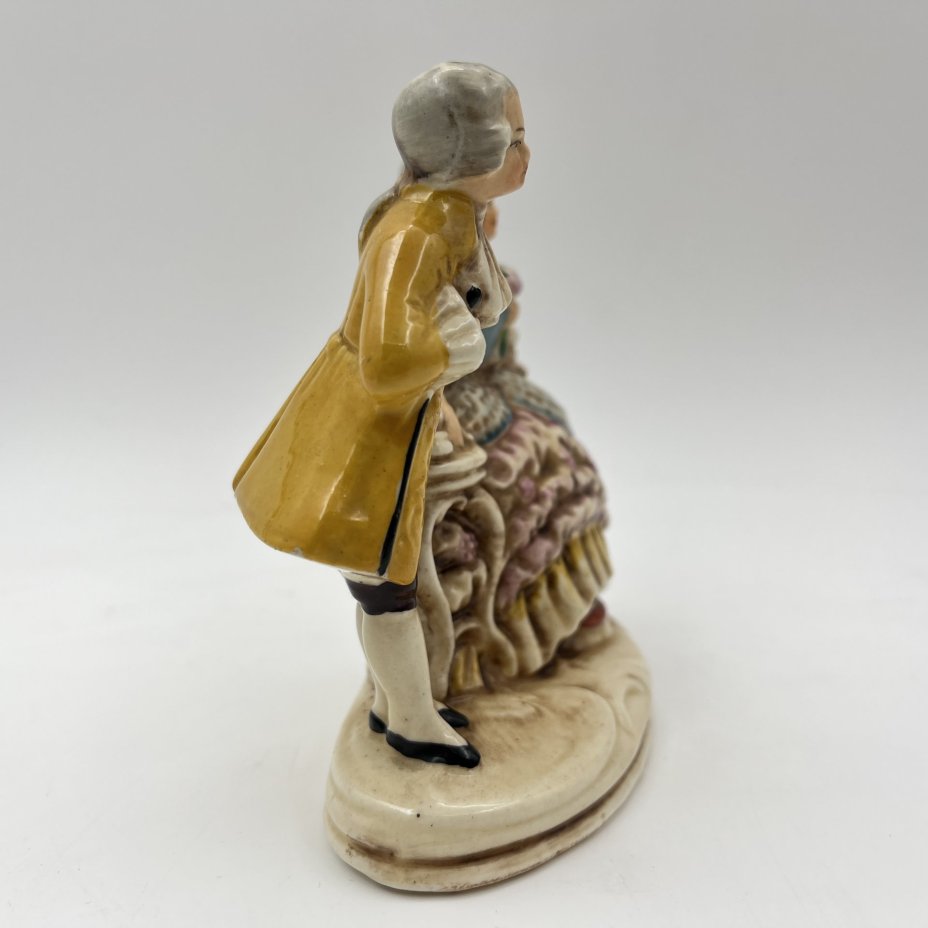 Статуэтка "Галантная сцена"