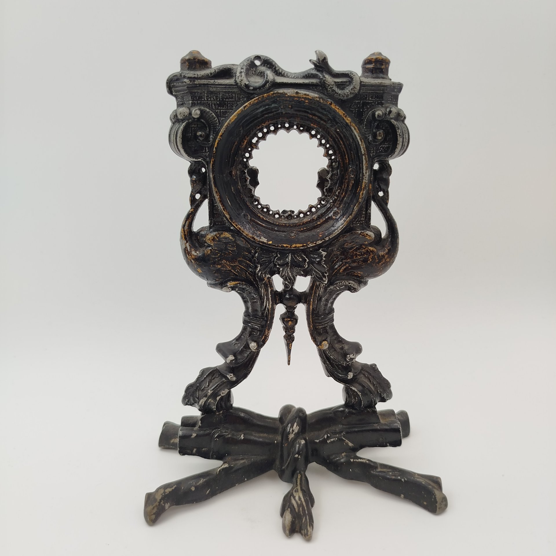 Подчасник ажурный со змеей, чугун, литье, крашение, Кусинский чугунолитейный завод (Куса), СССР, 1960-1980 гг.