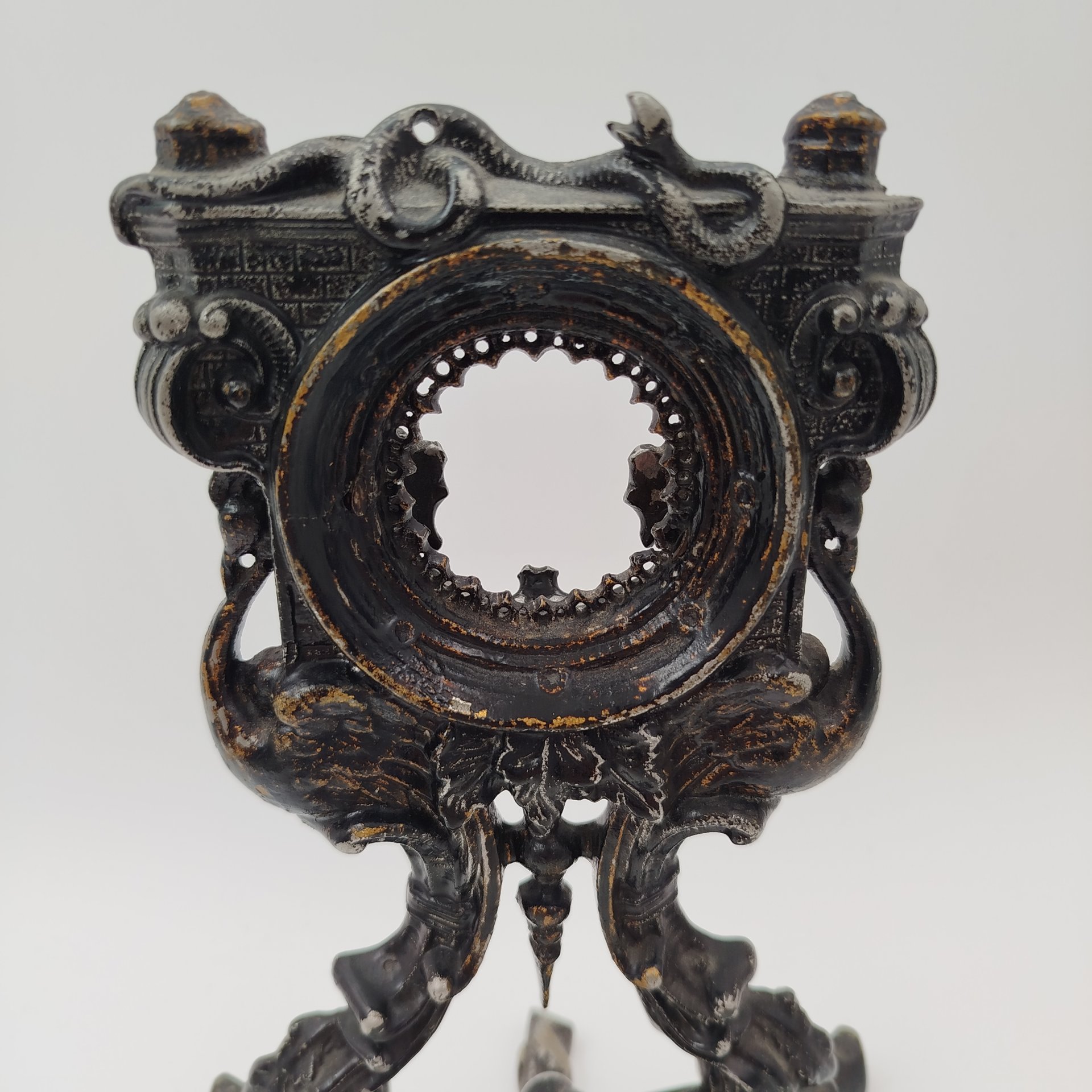 Подчасник ажурный со змеей, чугун, литье, крашение, Кусинский чугунолитейный завод (Куса), СССР, 1960-1980 гг.