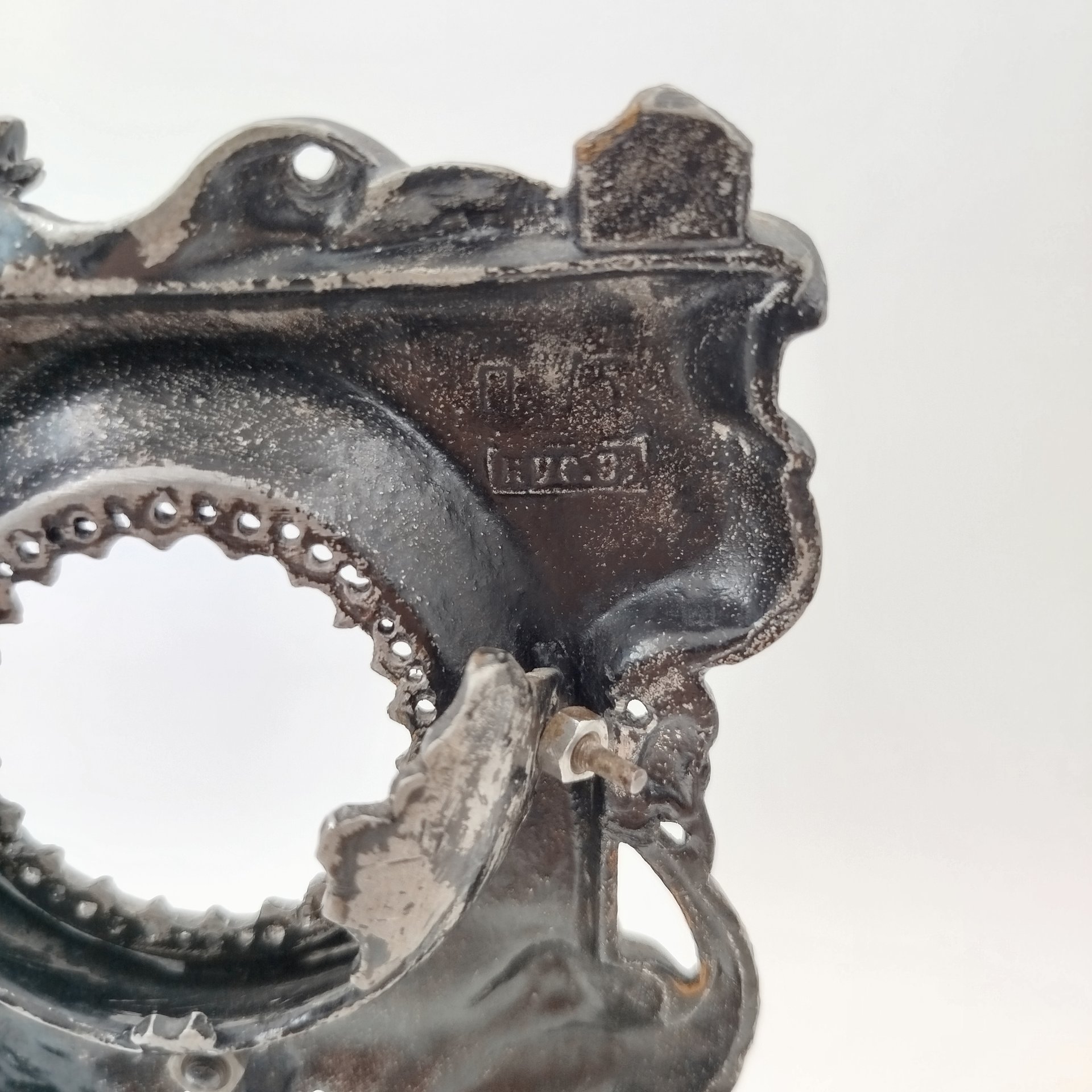 Подчасник ажурный со змеей, чугун, литье, крашение, Кусинский чугунолитейный завод (Куса), СССР, 1960-1980 гг.