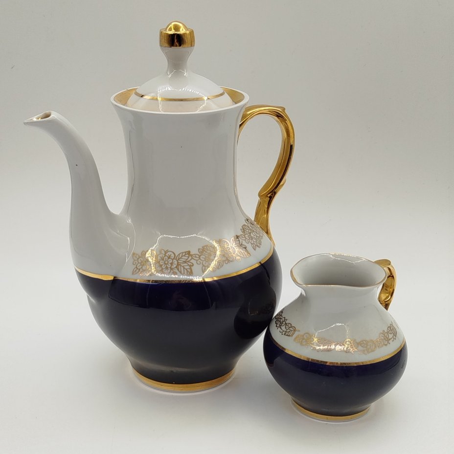 Набор из кофейника и молочника с цветочным декором, фарфор, крытье кобальтом, золочение, Полонский фарфоровый завод, СССР, 1980-1991 гг.