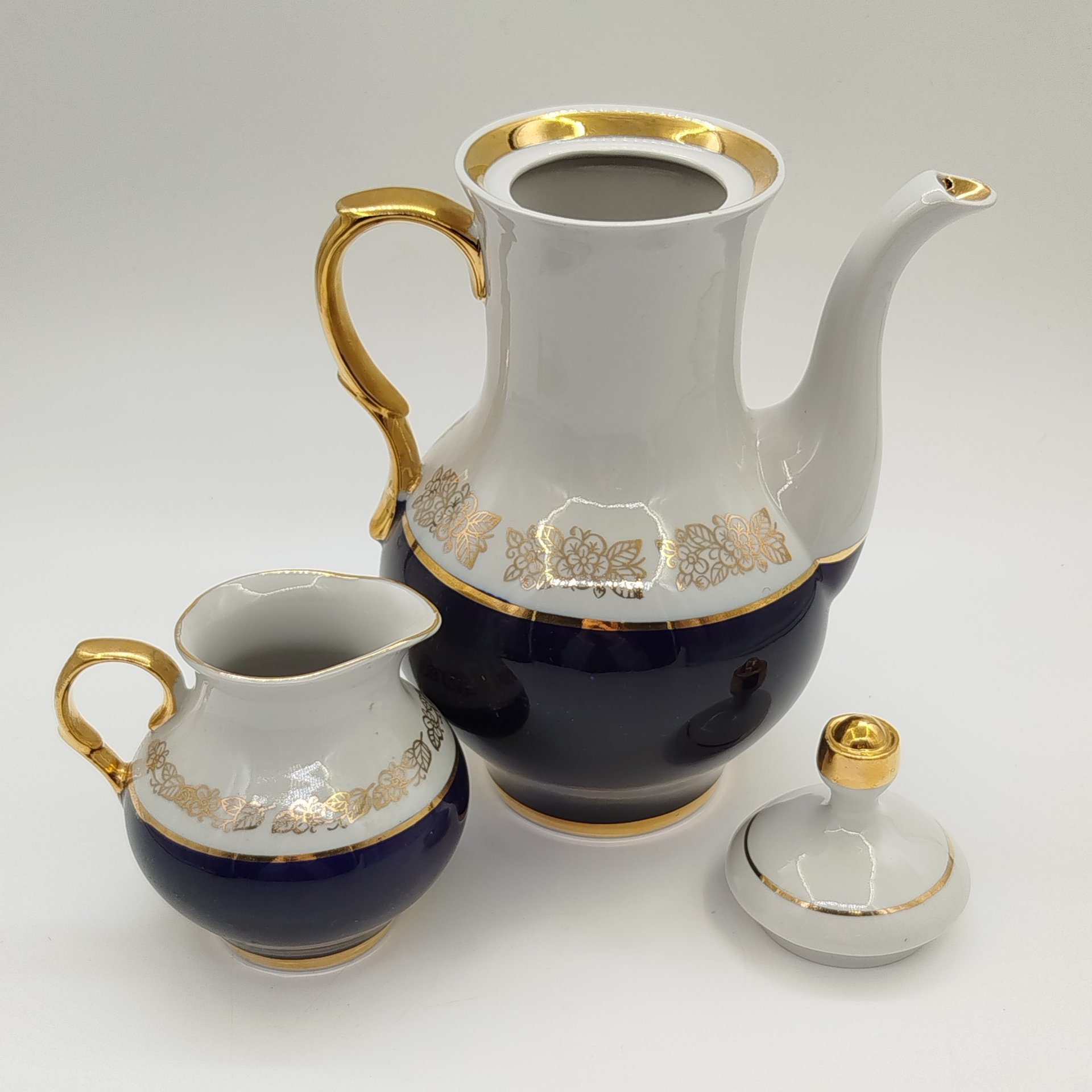 Набор из кофейника и молочника с цветочным декором, фарфор, крытье кобальтом, золочение, Полонский фарфоровый завод, СССР, 1980-1991 гг.