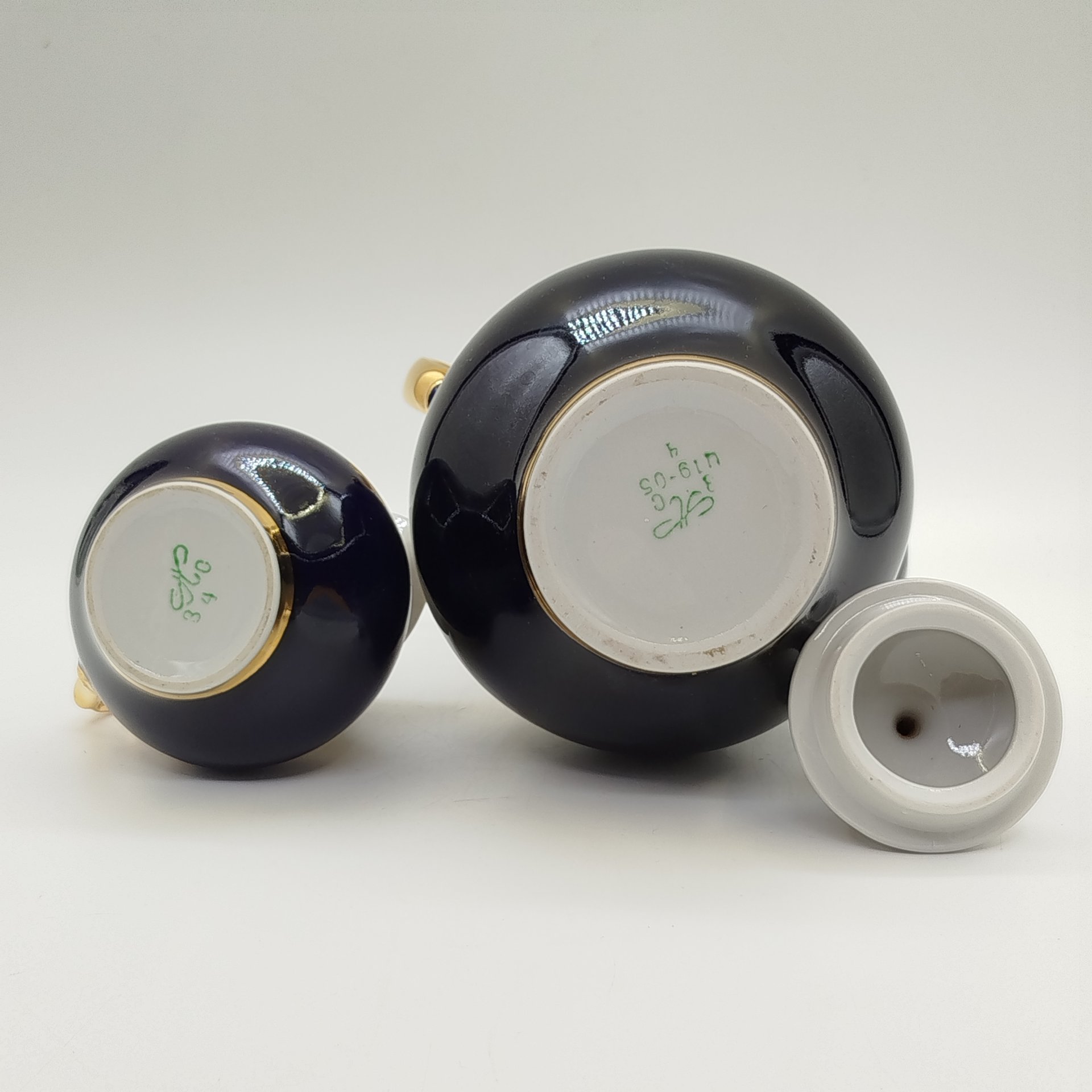 Набор из кофейника и молочника с цветочным декором, фарфор, крытье кобальтом, золочение, Полонский фарфоровый завод, СССР, 1980-1991 гг.