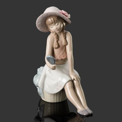 Статуэтка  "Девочка с зеркальцем", фарфор, роспись, лепной декор, Lladro, Испания, 2005 г.